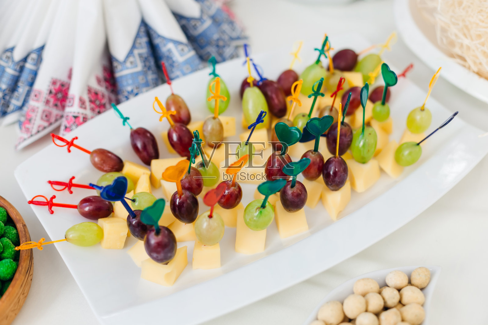 葡萄奶酪块的俯视图。婚礼上的美味小吃照片摄影图片