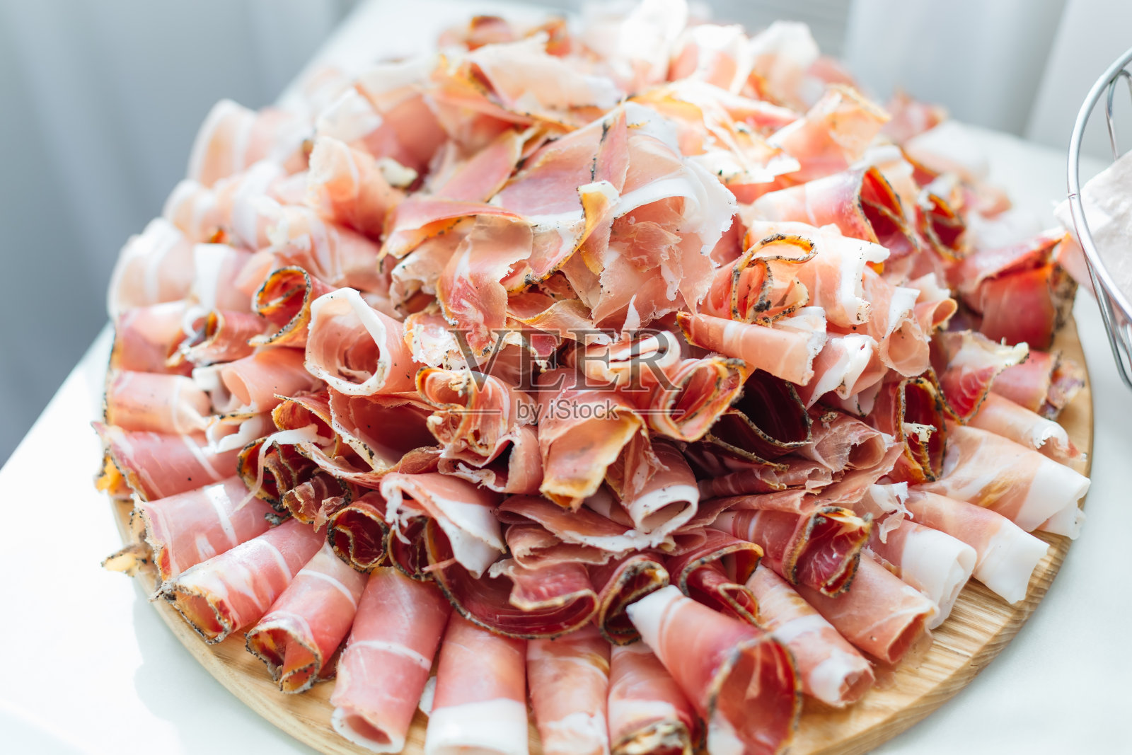 切肉的盘子特写。婚宴。照片摄影图片