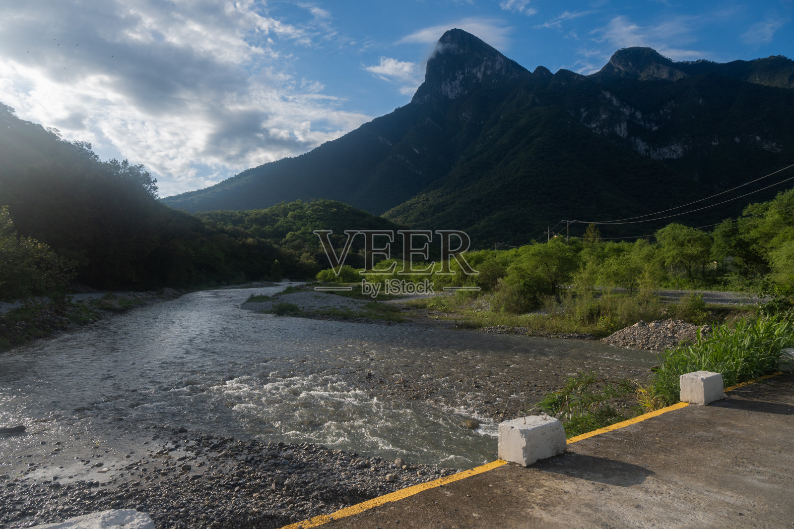 蒙特雷的景观来自里约热内卢0pilon,河流,水,石头,山照片摄影图片