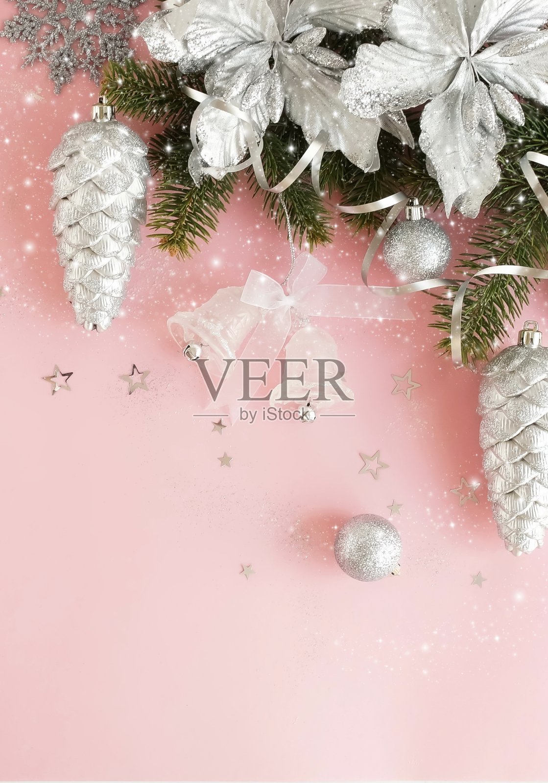 圣诞粉红色背景模板与复制空间顶视图与银色圣诞装饰。漂亮的圣诞贺卡模型。新年装饰框照片摄影图片