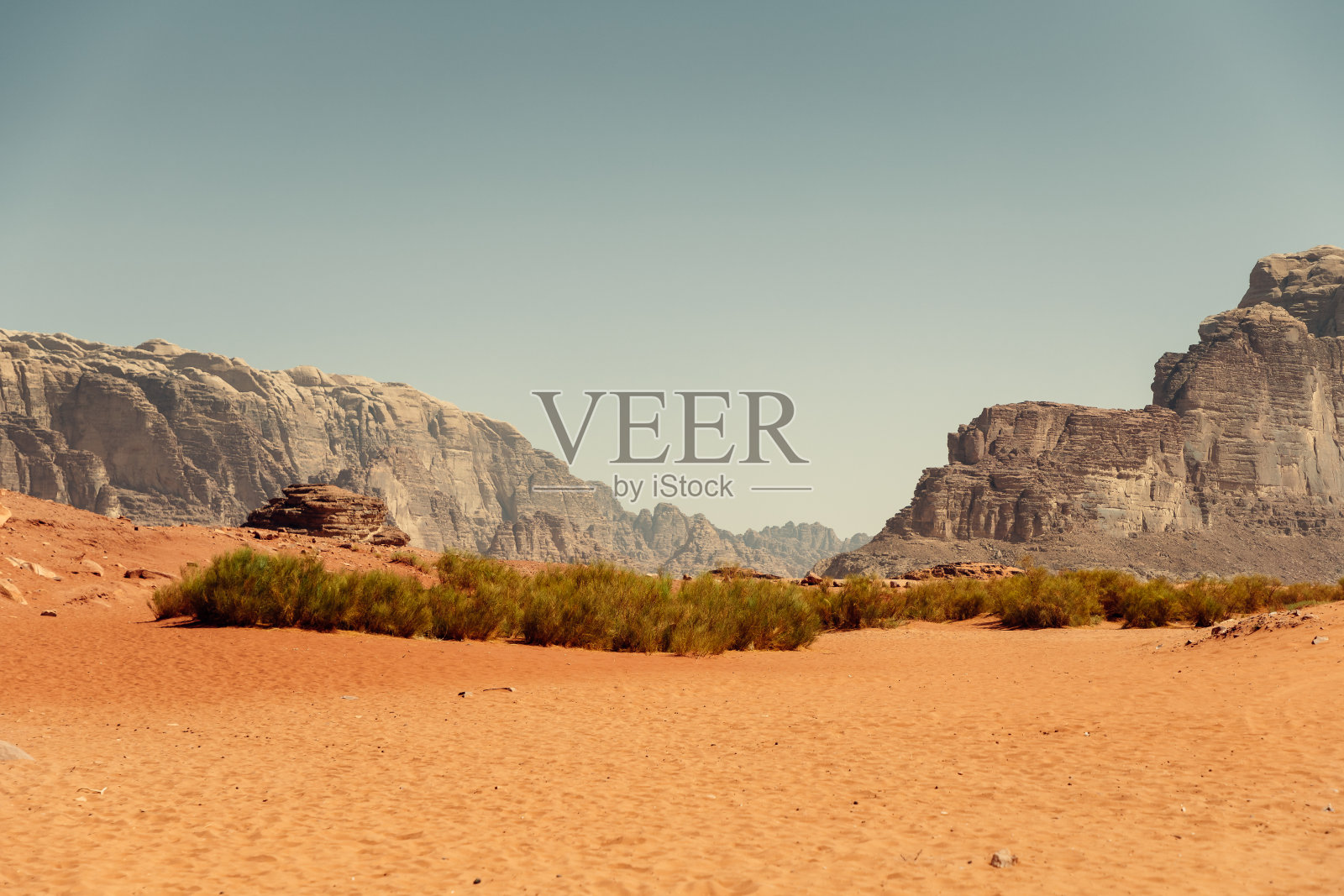 约旦瓦迪拉姆沙漠的红沙景观。照片摄影图片