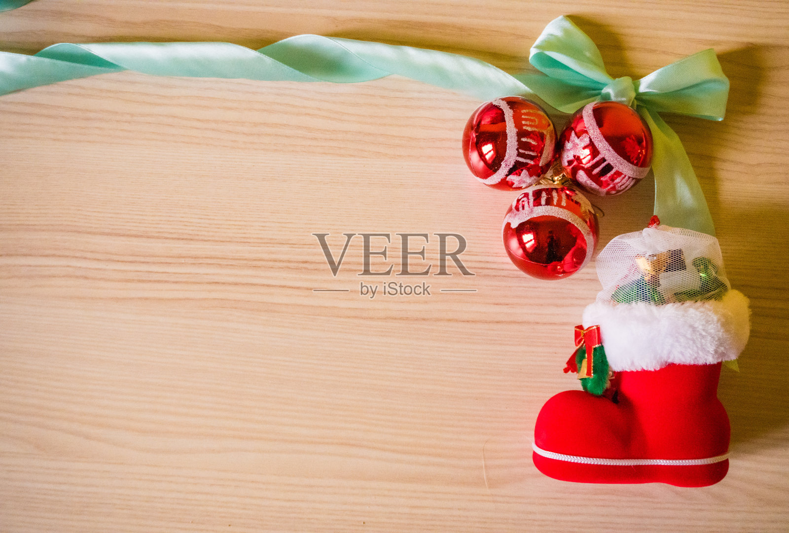 圣诞节的布置,挂着红色的装饰物和丝扭丝带隔离照片摄影图片