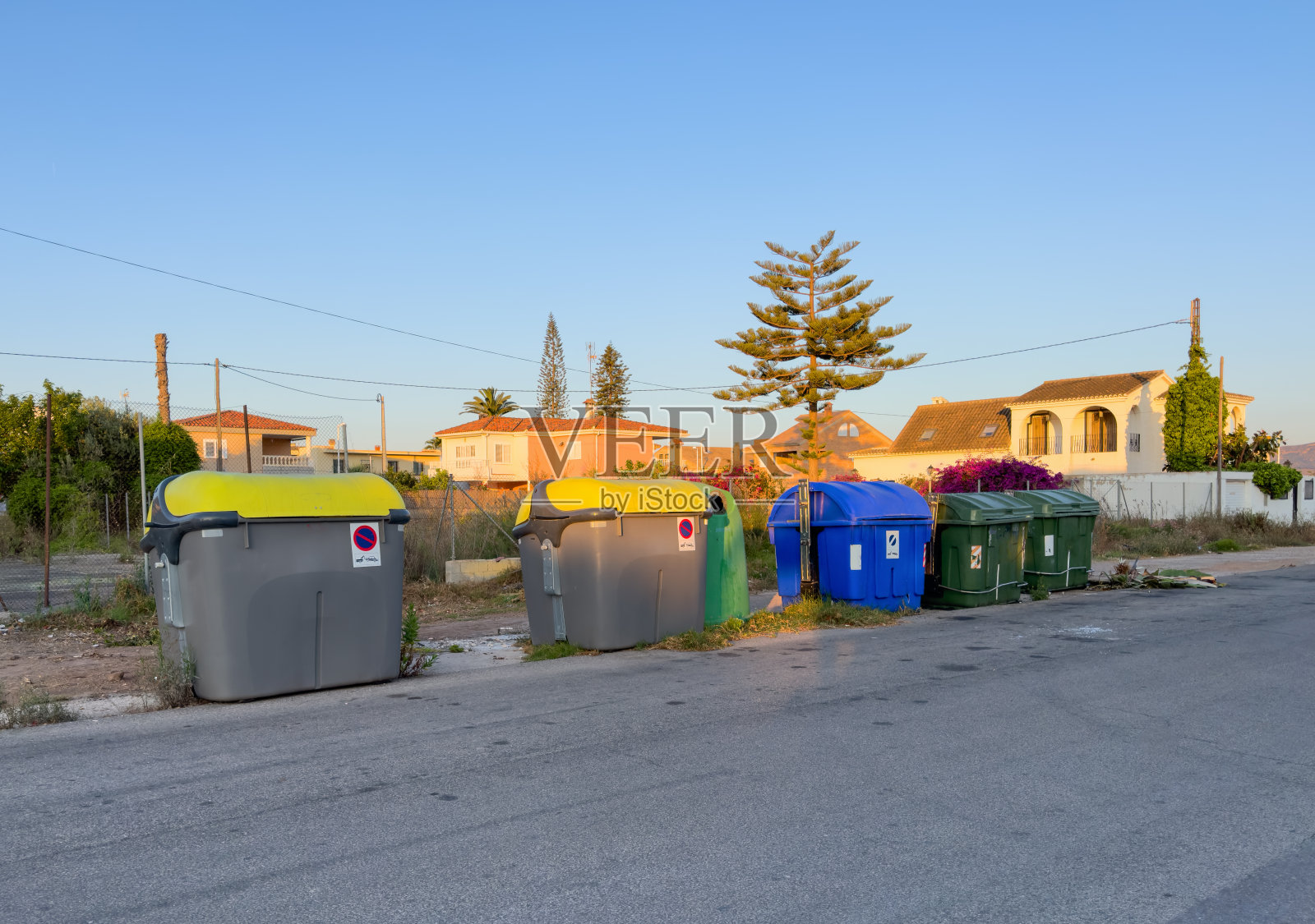西班牙城市街道上的垃圾和食物垃圾垃圾箱。照片摄影图片