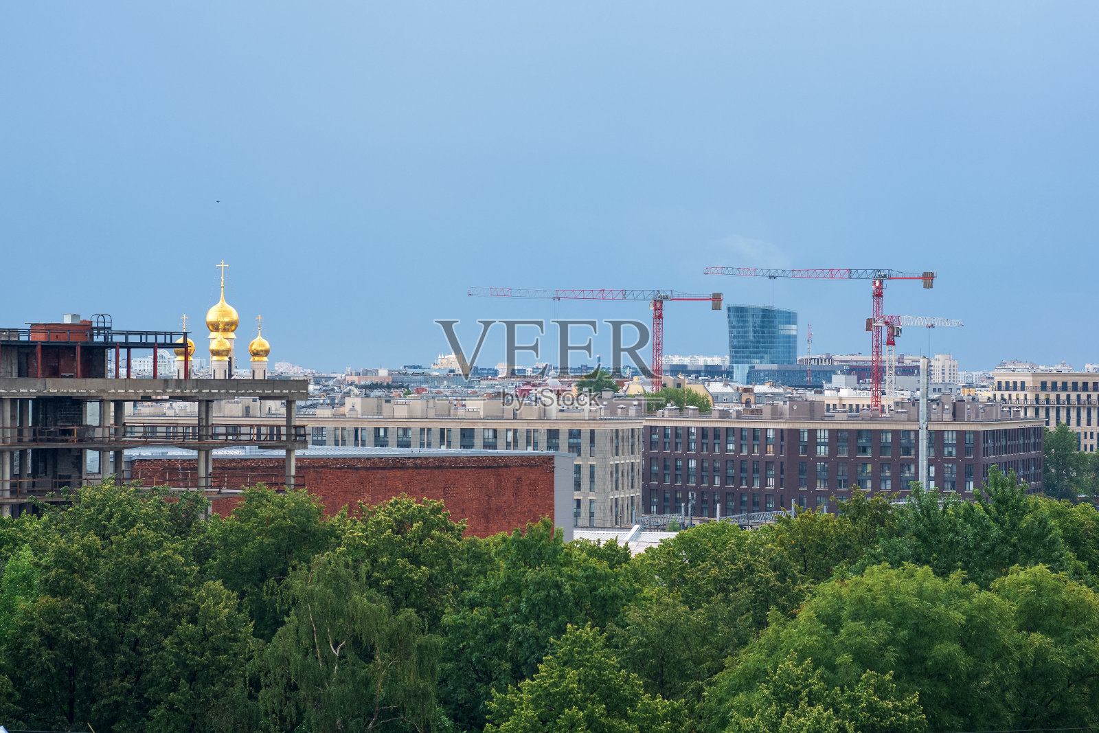 阴天的圣彼得堡,从屋顶俯瞰古老和现代的城市建筑照片摄影图片