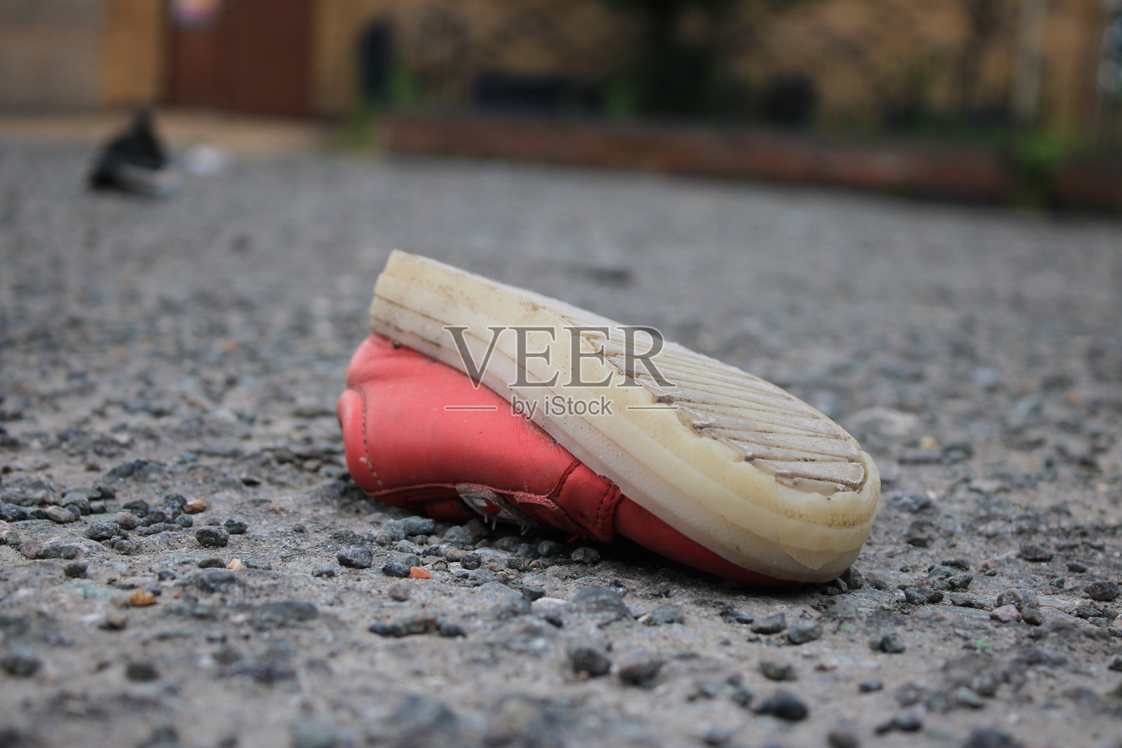 在公共场所被倒置丢弃的粉色儿童鞋照片摄影图片