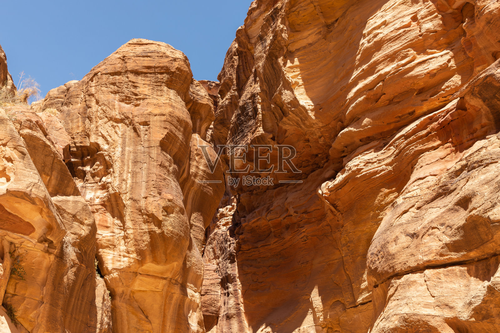 约旦佩特拉市的Siq峡谷石灰岩照片摄影图片