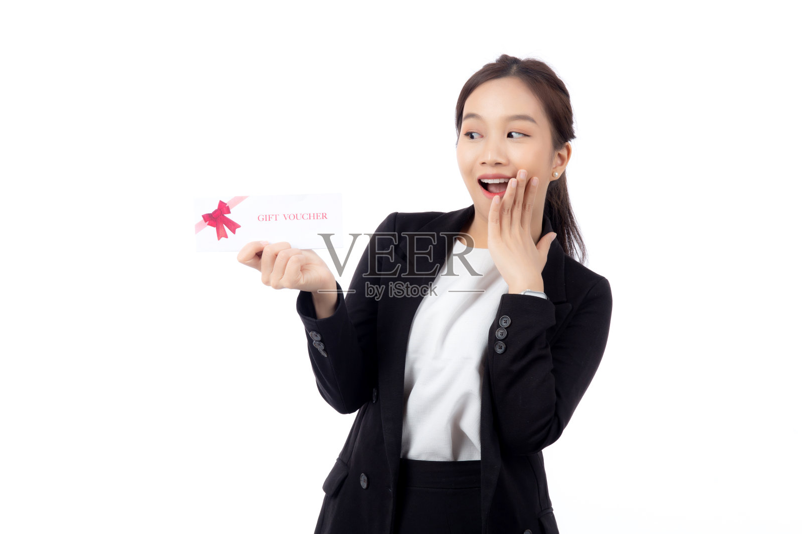 肖像幸福美丽年轻的亚洲女商人展示和赠送礼品券或优惠券满意孤立白色背景,女商人购物,折扣销售和促销。照片摄影图片
