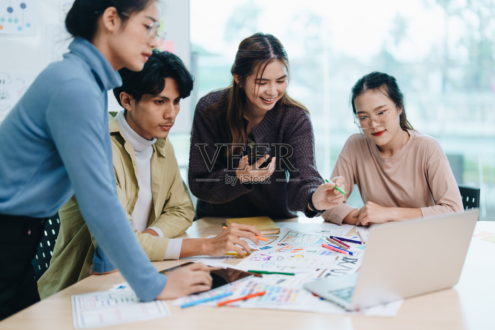 创意网页团队,平面设计师策划手机,绘制网站ux ui app的手机应用和开发模板布局,过程到开发原型线框图。照片摄影图片