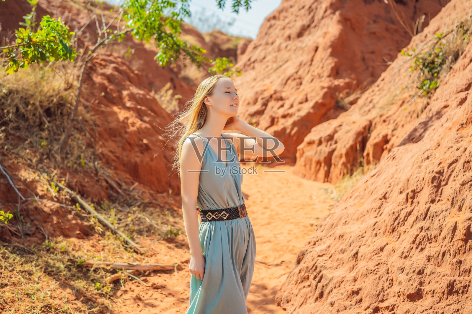 红峡谷女游客,恢复旅游理念照片摄影图片