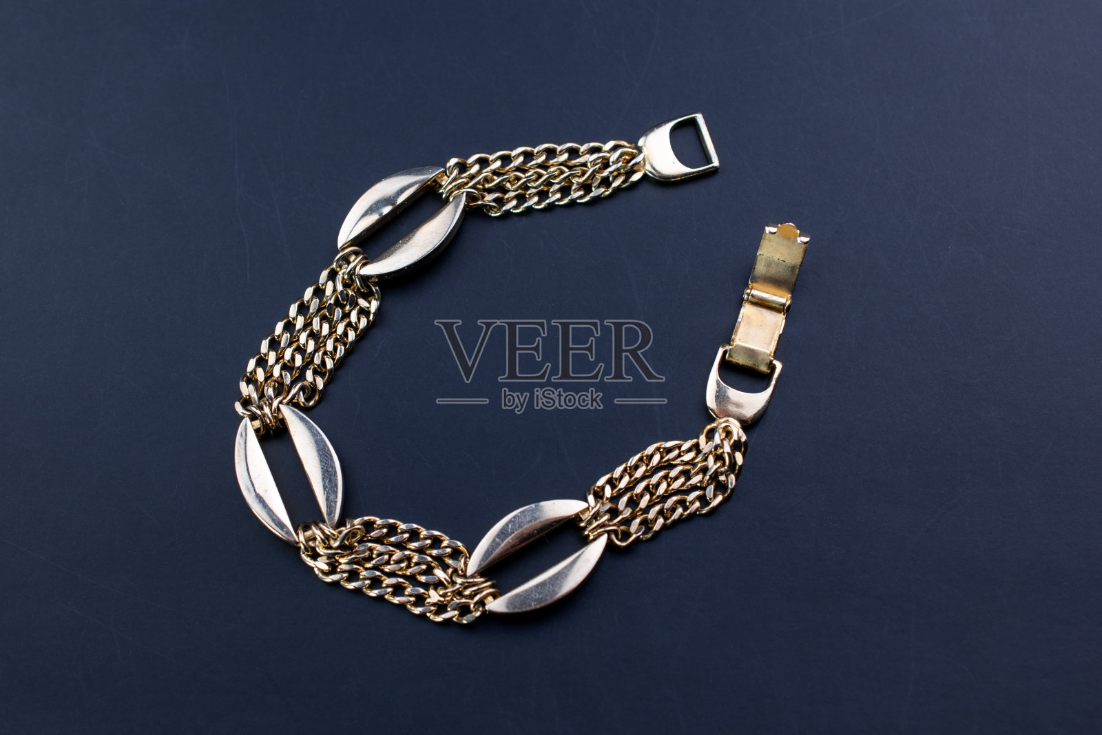 美丽的宝石水晶手镯,独特的手工石珠珠宝背景,宣传照片为网上珠宝店照片摄影图片