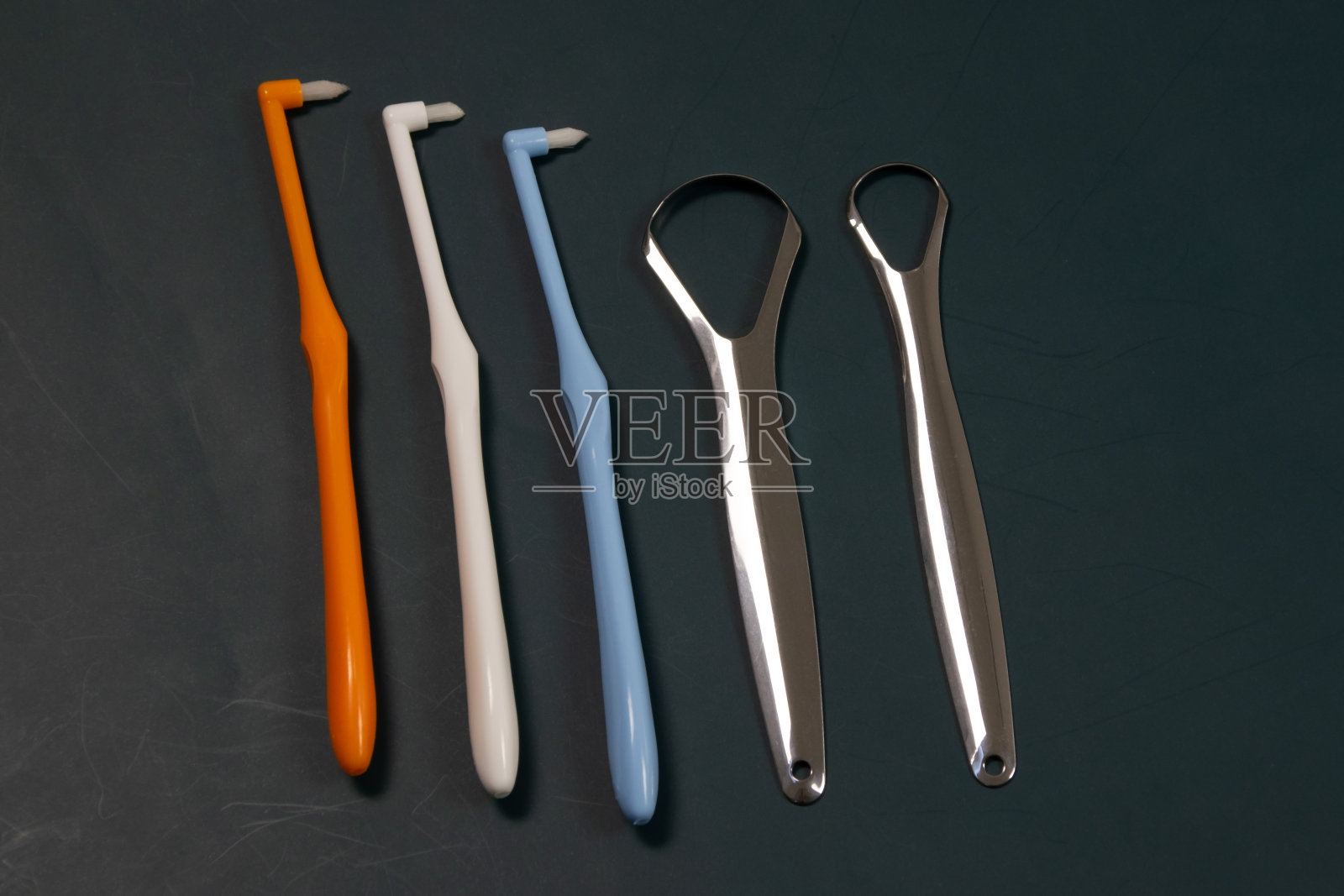 黑色绒毛牙刷,锥形绒毛牙刷,单个紧凑的齿间间隙刷,用于细节清洁照片摄影图片