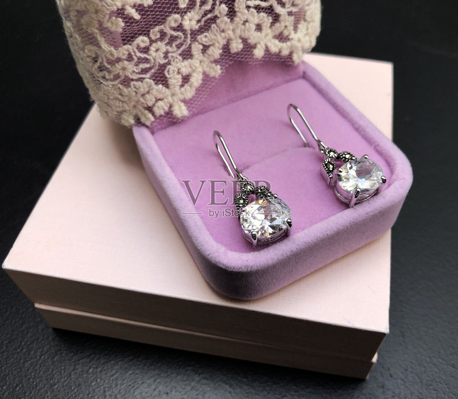 美丽的不寻常的耳环,口音复古的珠宝为妇女,宣传照片为网上珠宝店照片摄影图片