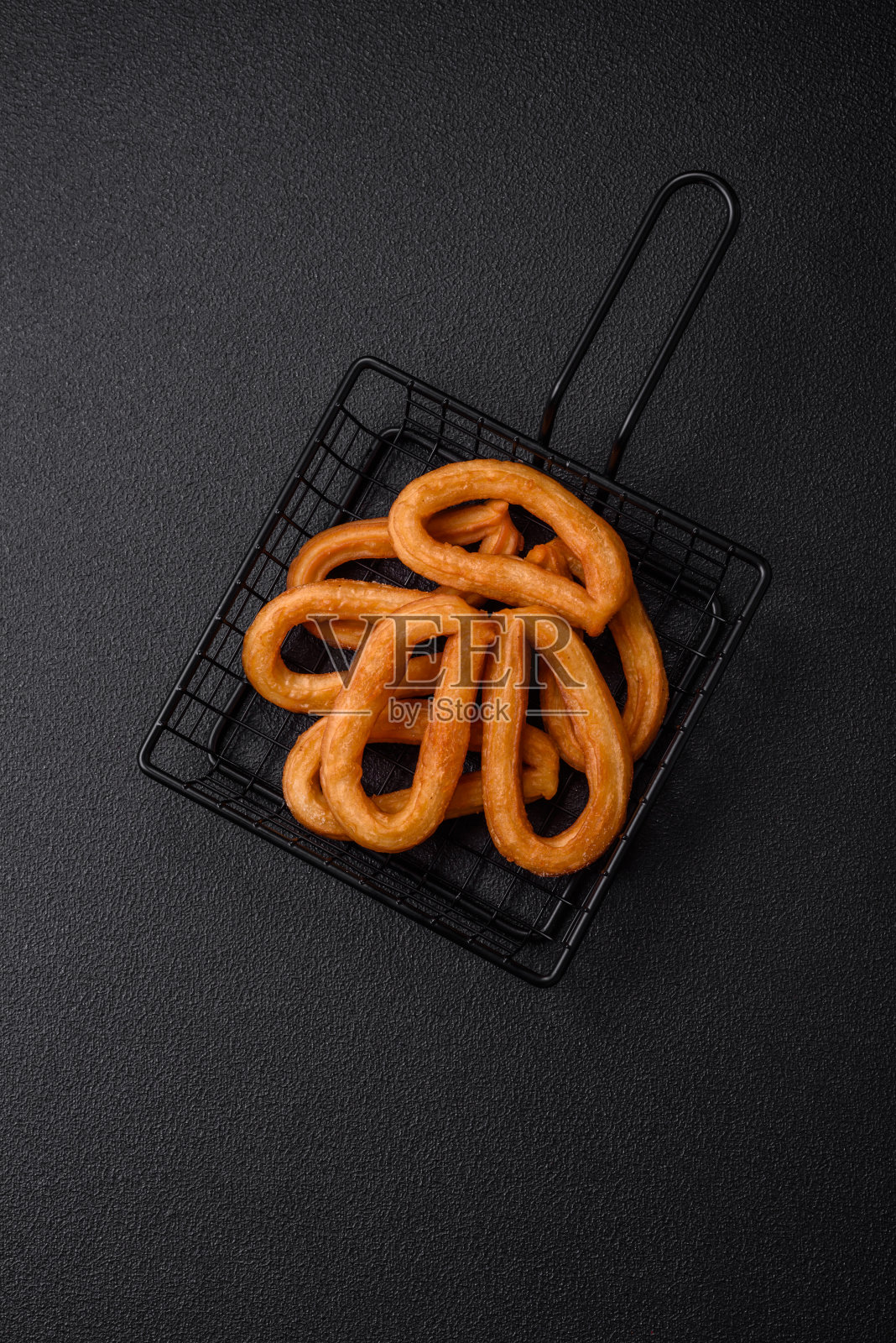 甜甜的甜甜圈,里面有糖粉和奶油照片摄影图片