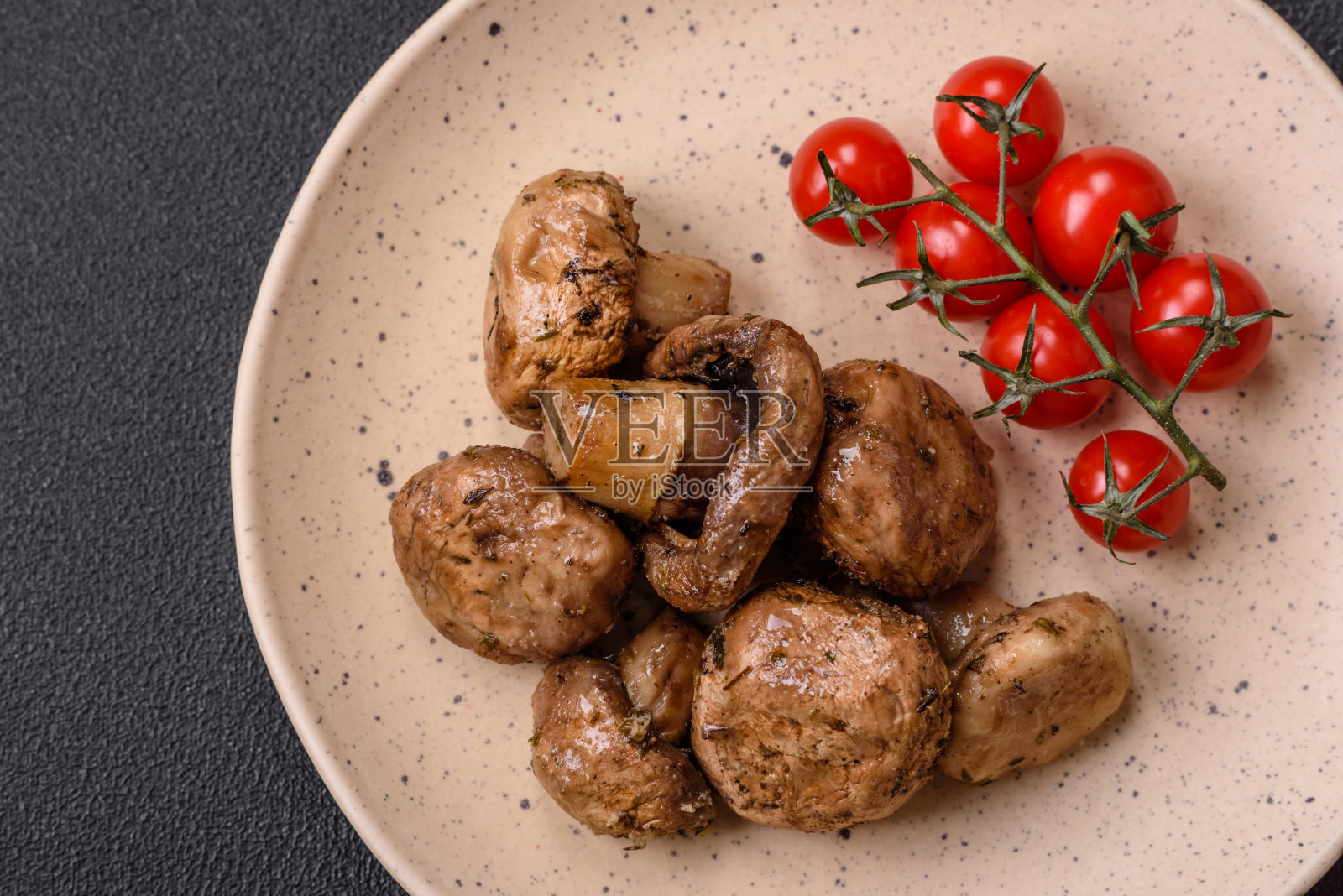 美味多汁的整只香槟在烤架上加盐和香料烘烤照片摄影图片