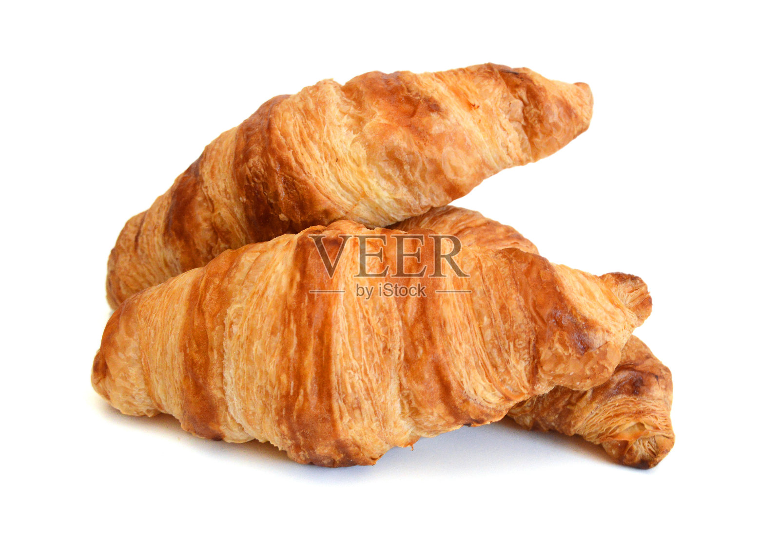 新鲜可口的牛角面包,白色背景照片摄影图片