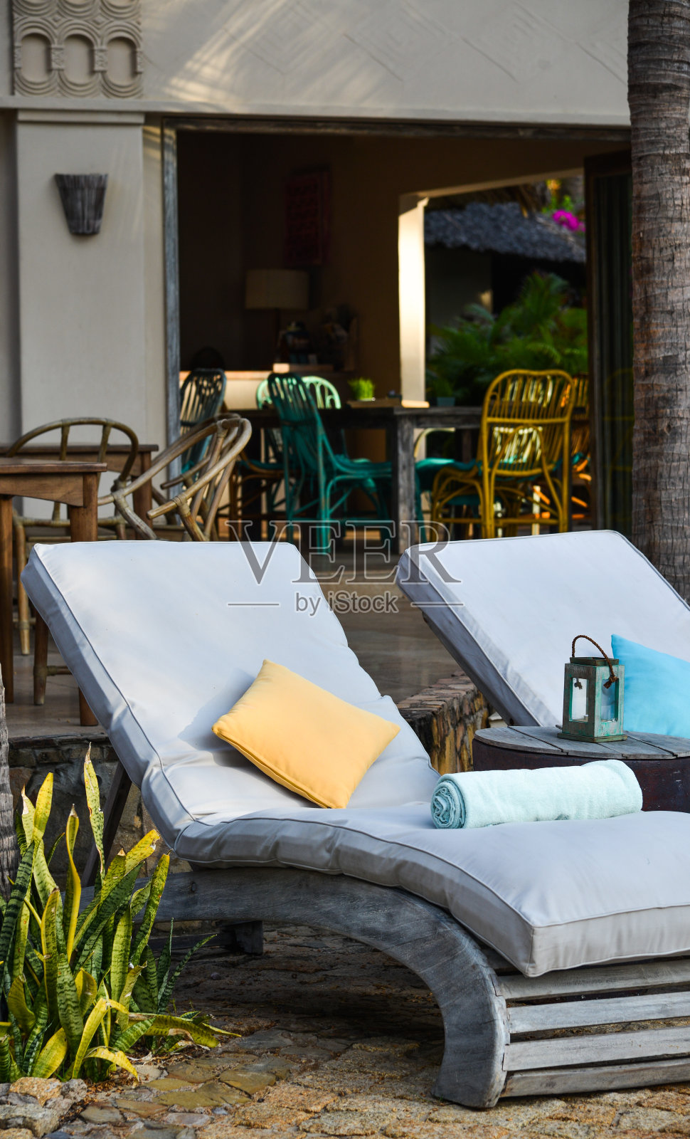 在海边豪华度假胜地放松的椅子照片摄影图片