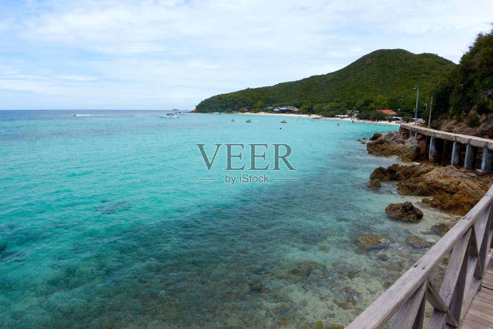 有长长的木桥和清澈碧蓝的海水。照片摄影图片