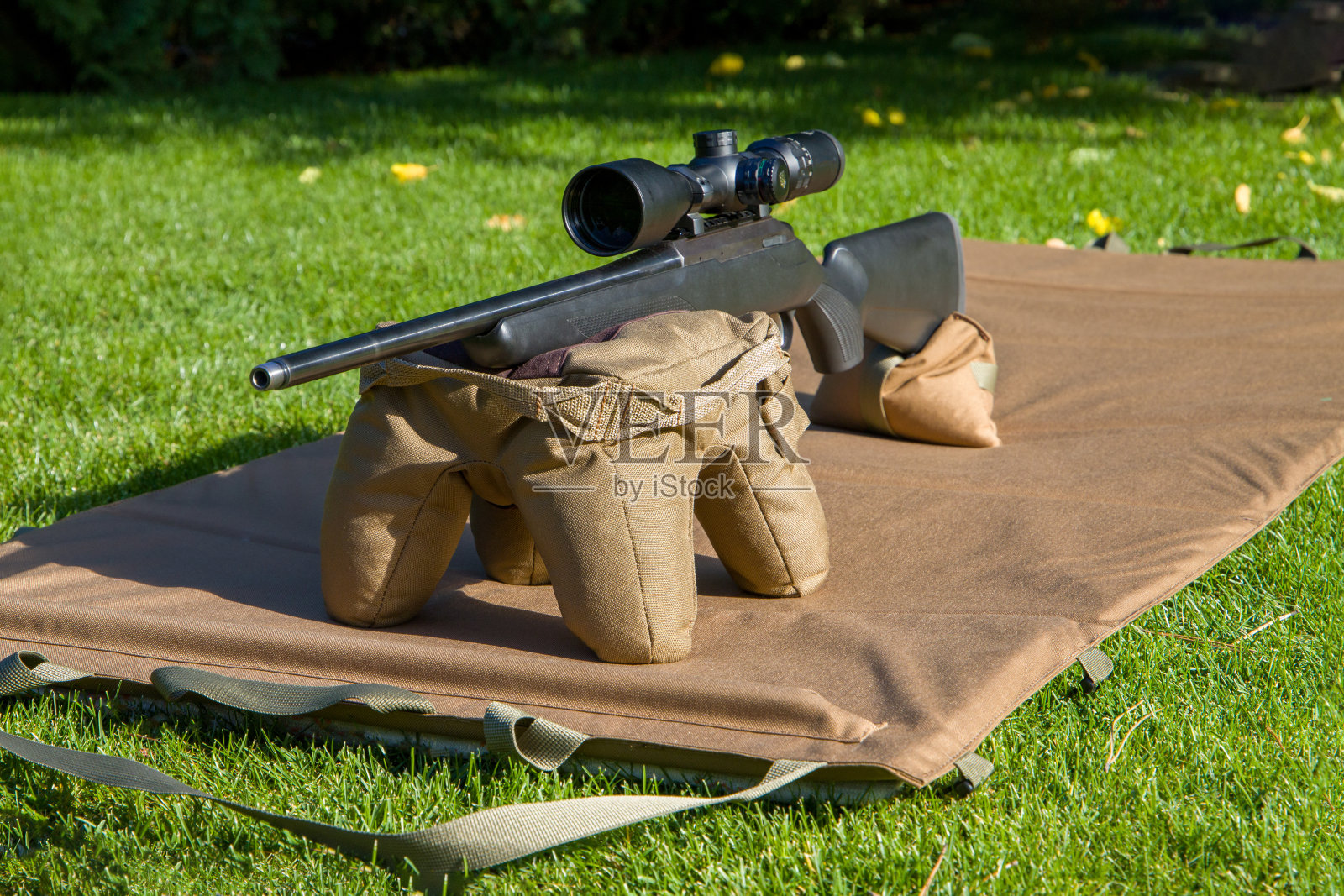 绿草地上的狩猎装备照片摄影图片