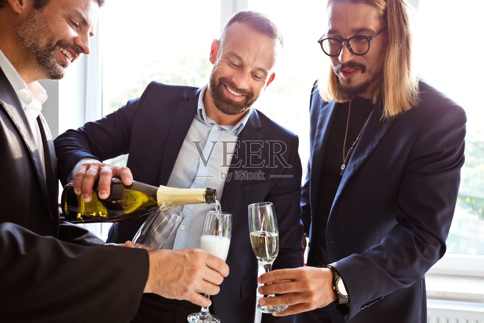 商人庆祝成功照片摄影图片