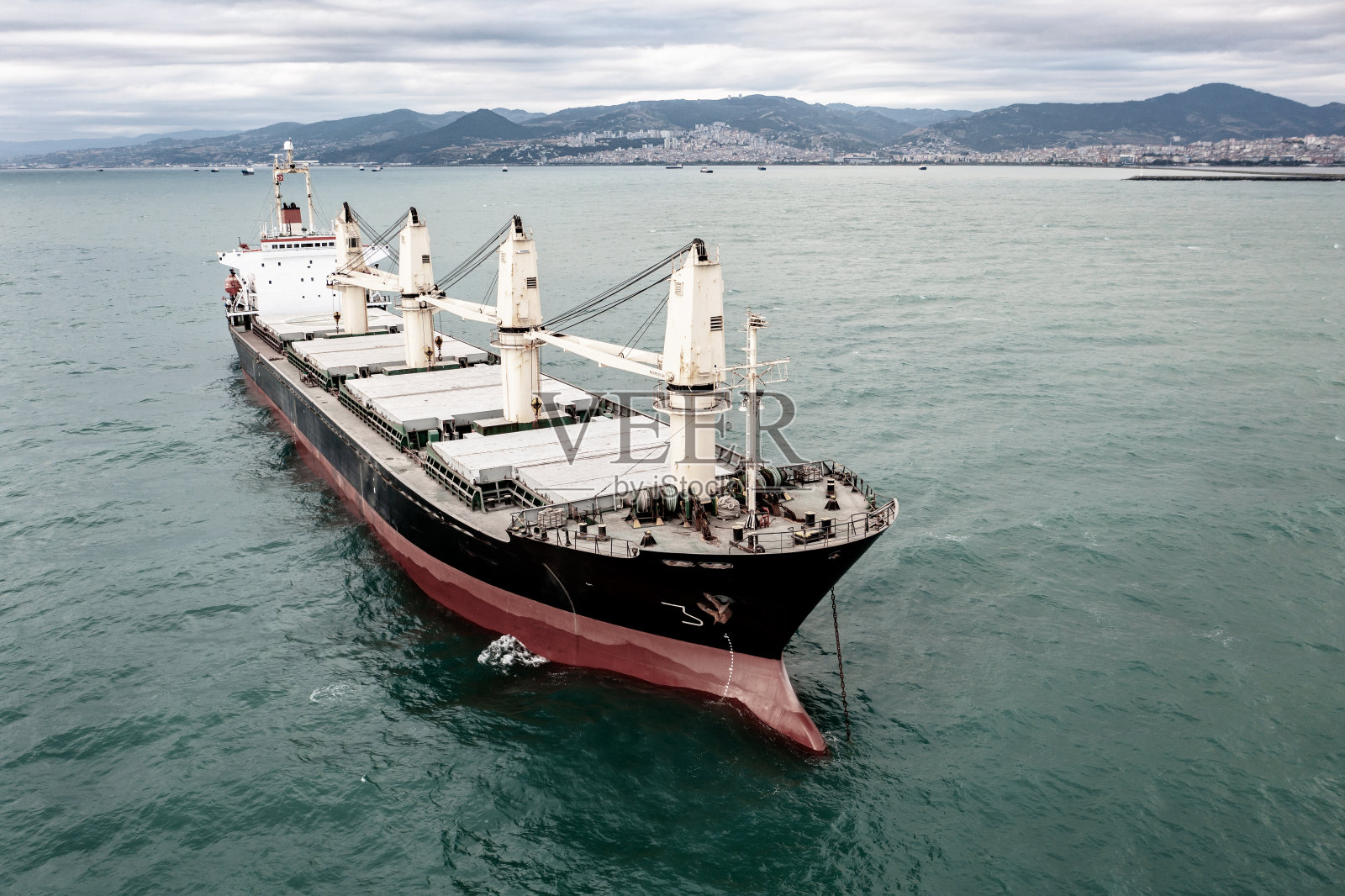 鸟瞰等待进港的货船照片摄影图片