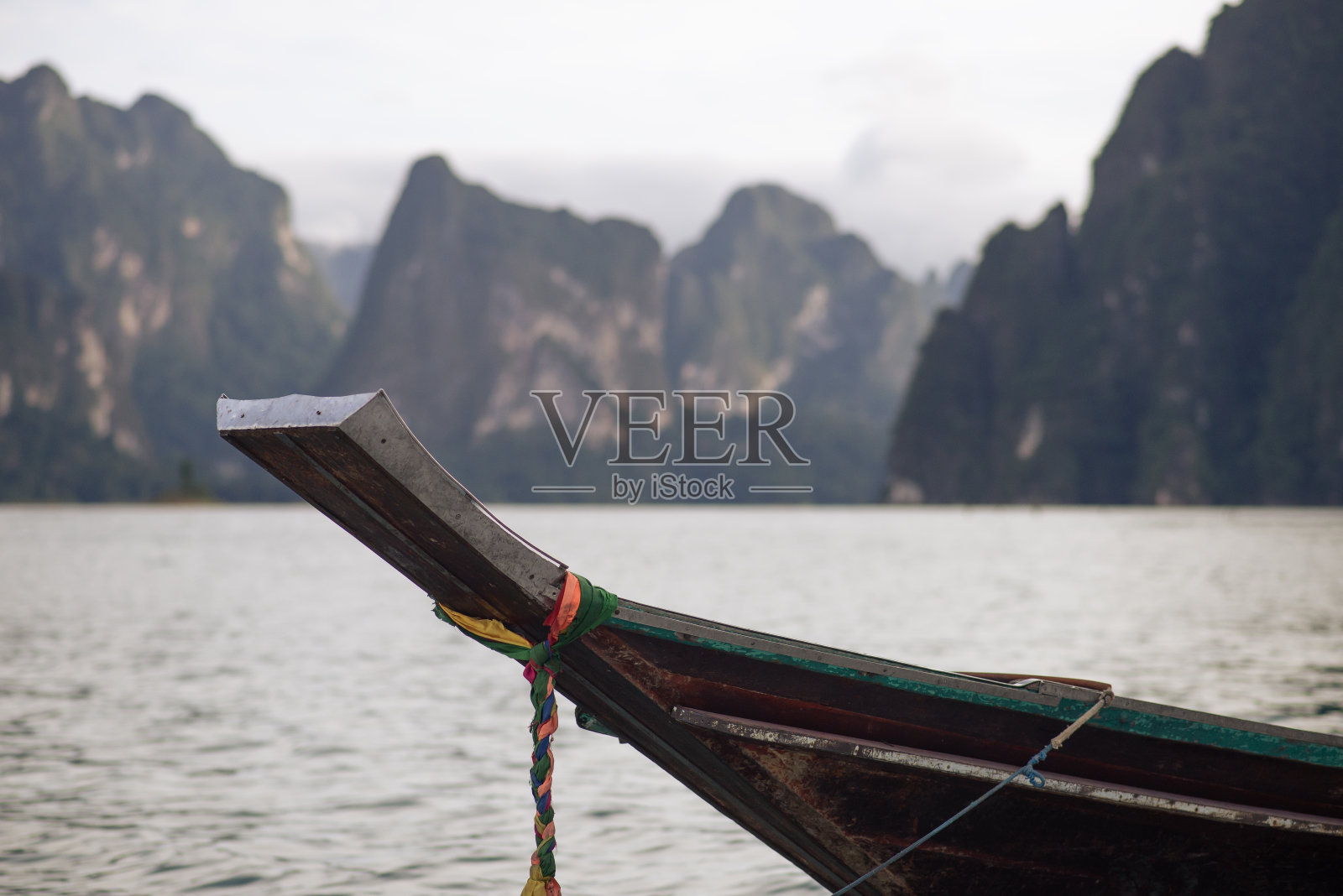 湖上的木制泰国传统长尾船。泰国考索照片摄影图片