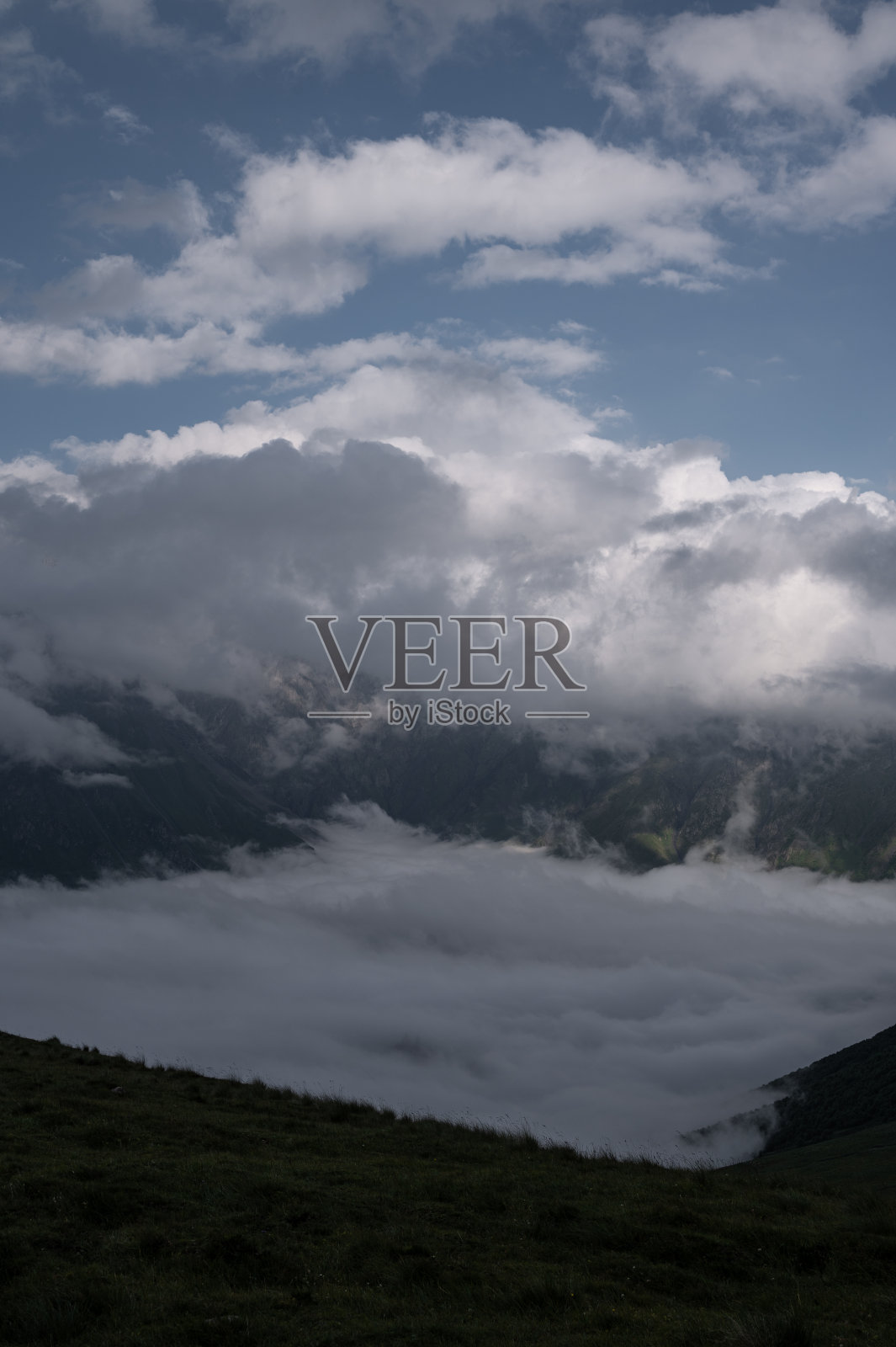 多云的Kazbegi山在斯特普兰斯明达佐治亚州照片摄影图片