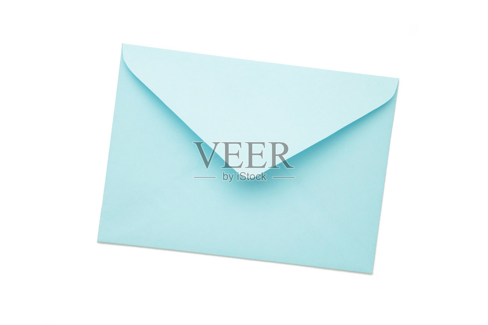 浅蓝色信封孤立在白色背景。具有剪切路径的对象照片摄影图片