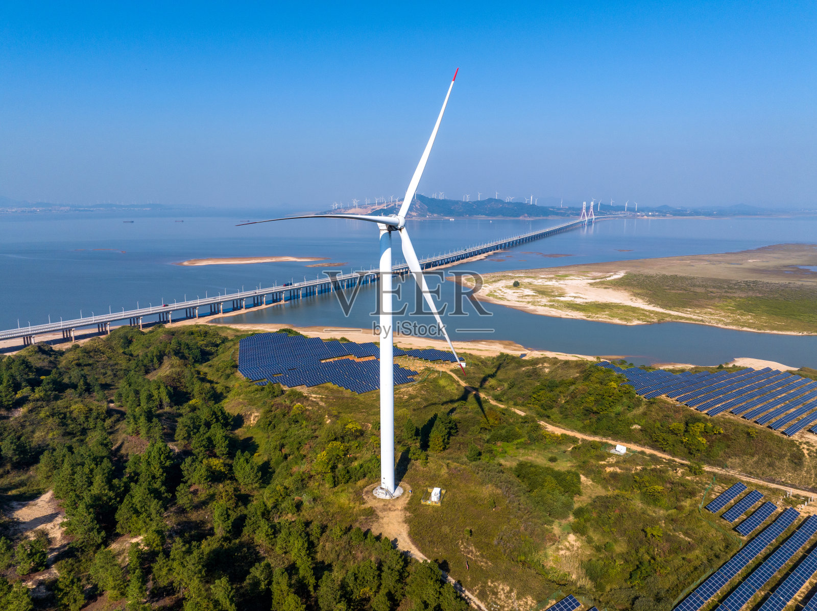 太阳能电池板和风力发电设备照片摄影图片