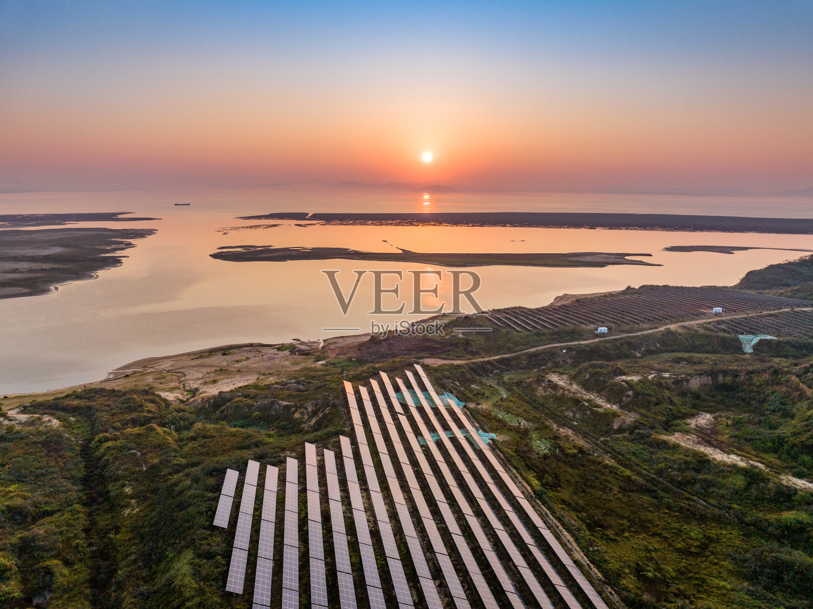 太阳能电池板和风力发电设备照片摄影图片