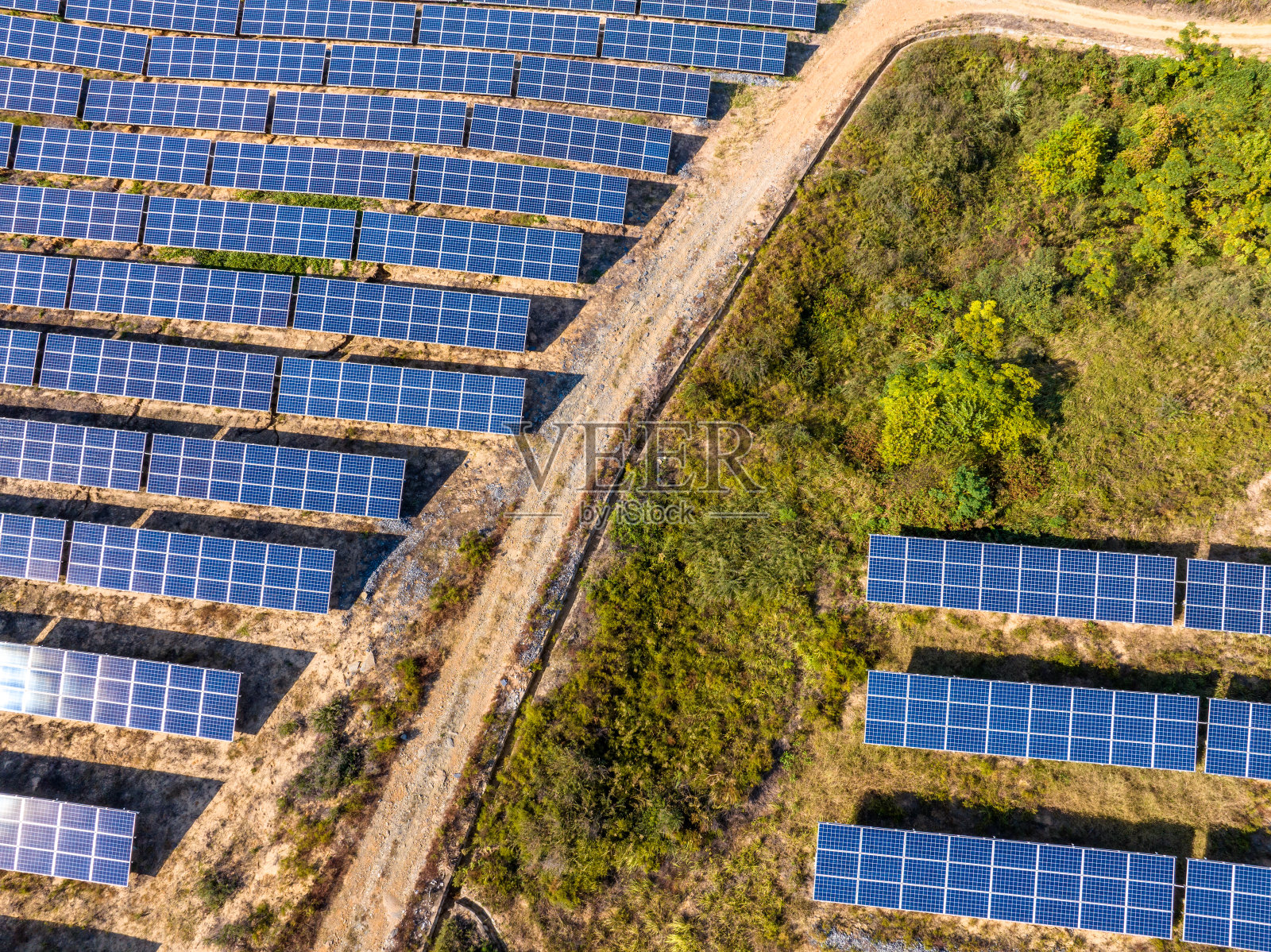 太阳能电池板和风力发电设备照片摄影图片