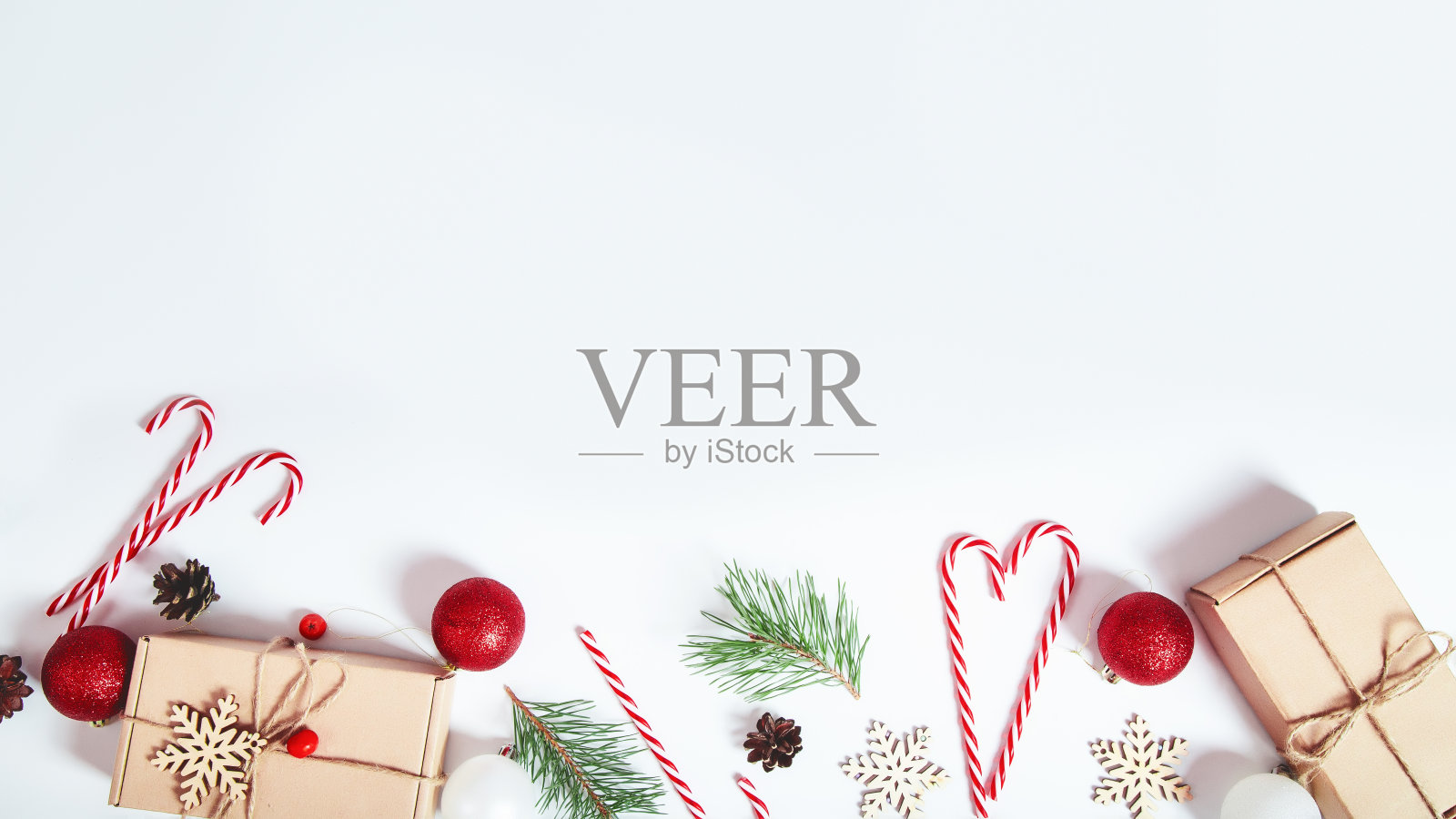 有礼物的圣诞贺卡,白底金色装饰。平铺,俯视图,复制空间。圣诞框架,新年横幅模型照片摄影图片