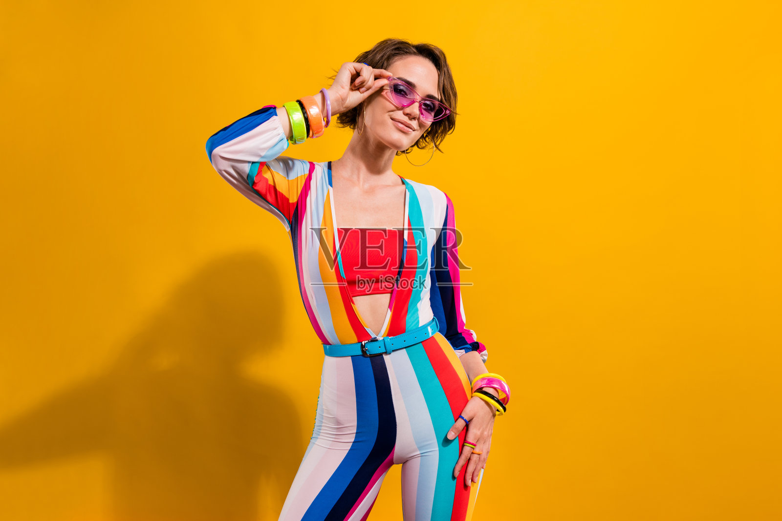 照片的惊人的华丽的女士看空空间广告节日圣诞节新广告隔离明亮的颜色背景照片摄影图片