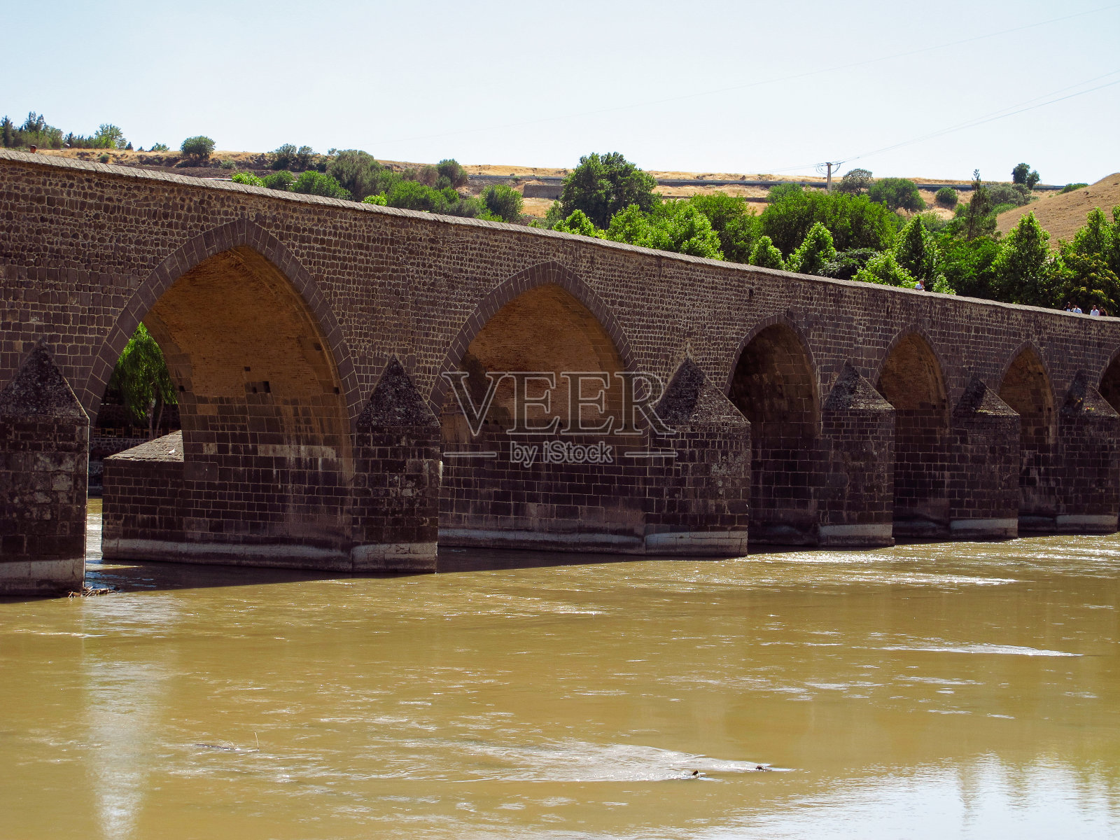 土耳其迪亚巴克尔底格里斯河上历史悠久的十眼桥照片摄影图片