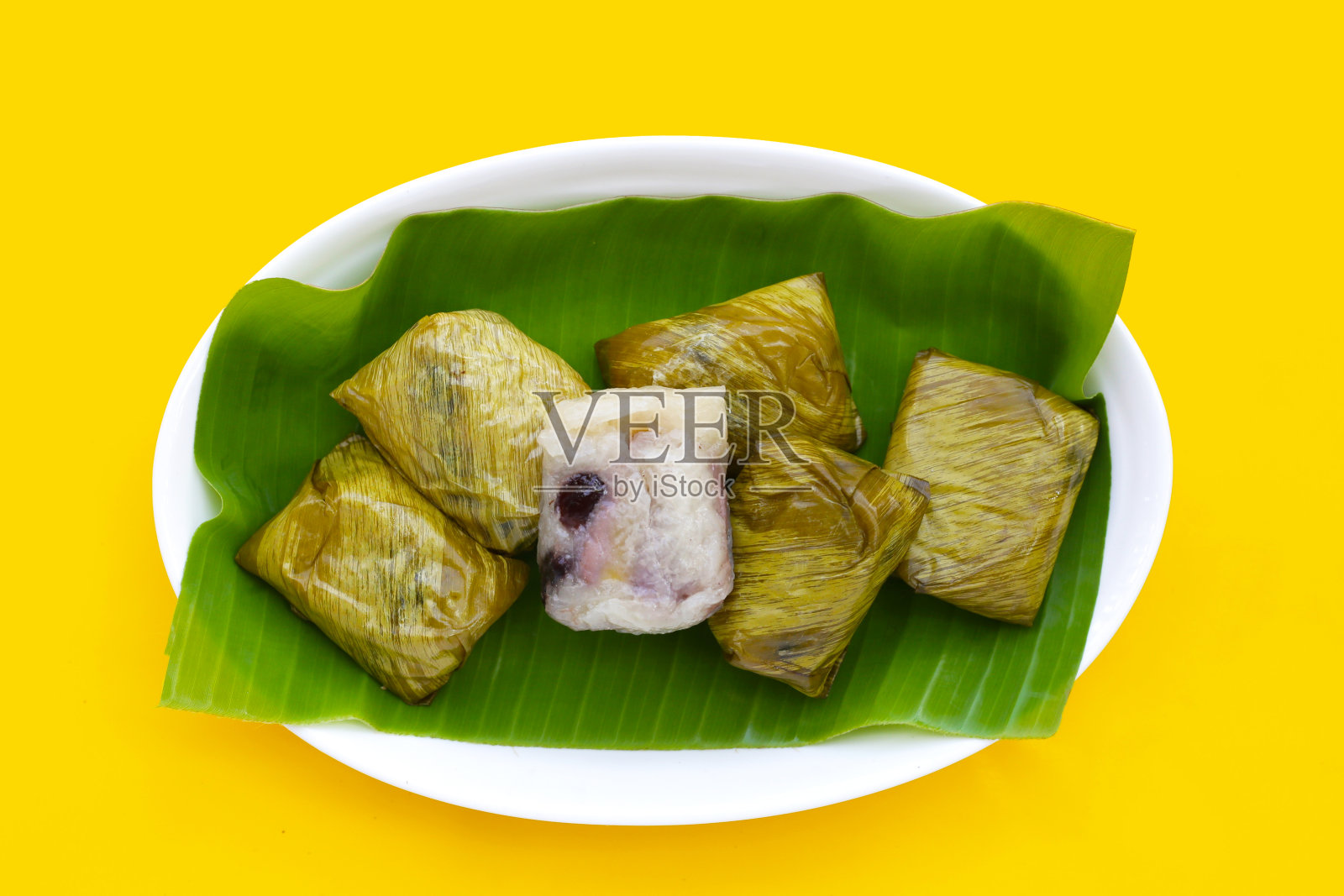 香蕉糯米和黑豆裹在香蕉叶里照片摄影图片