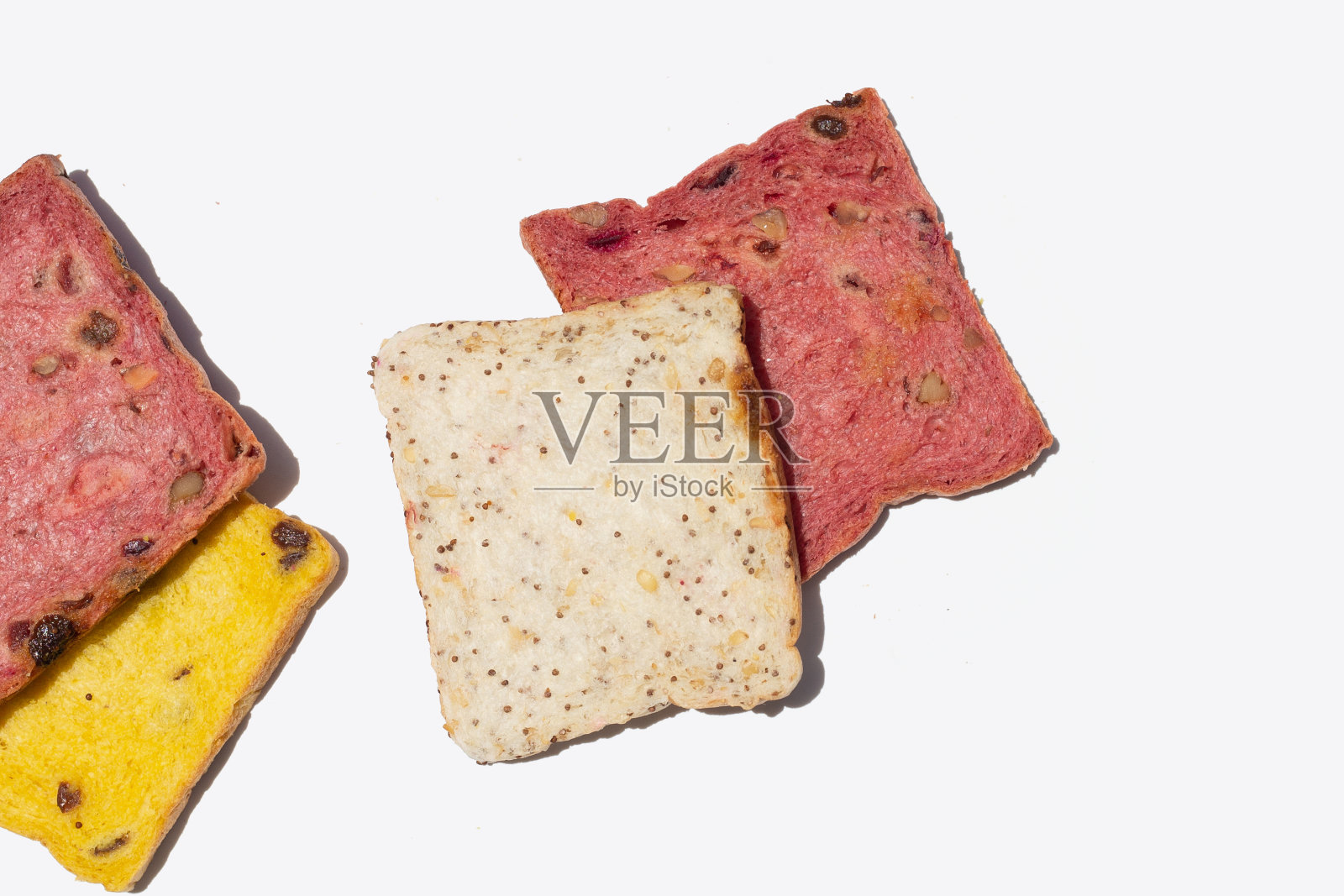 白色背景的全麦面包片。照片摄影图片