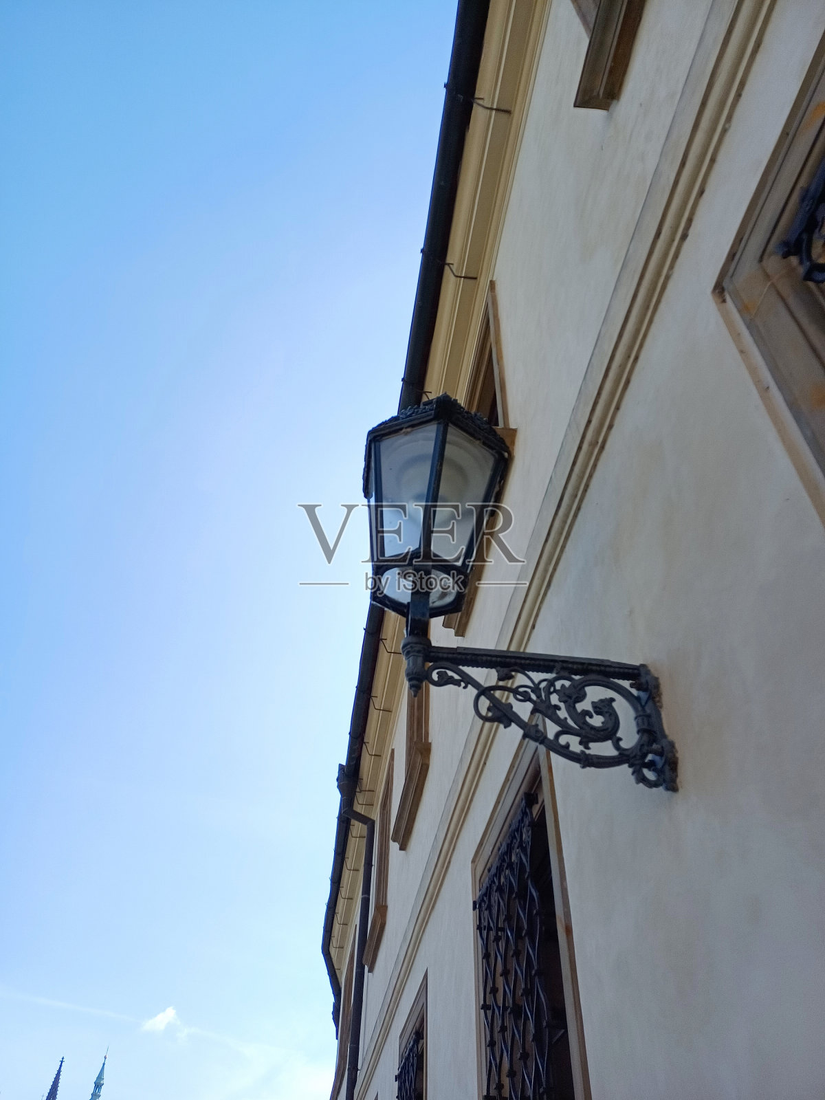 捷克共和国布拉格市墙上的灯光。照片摄影图片