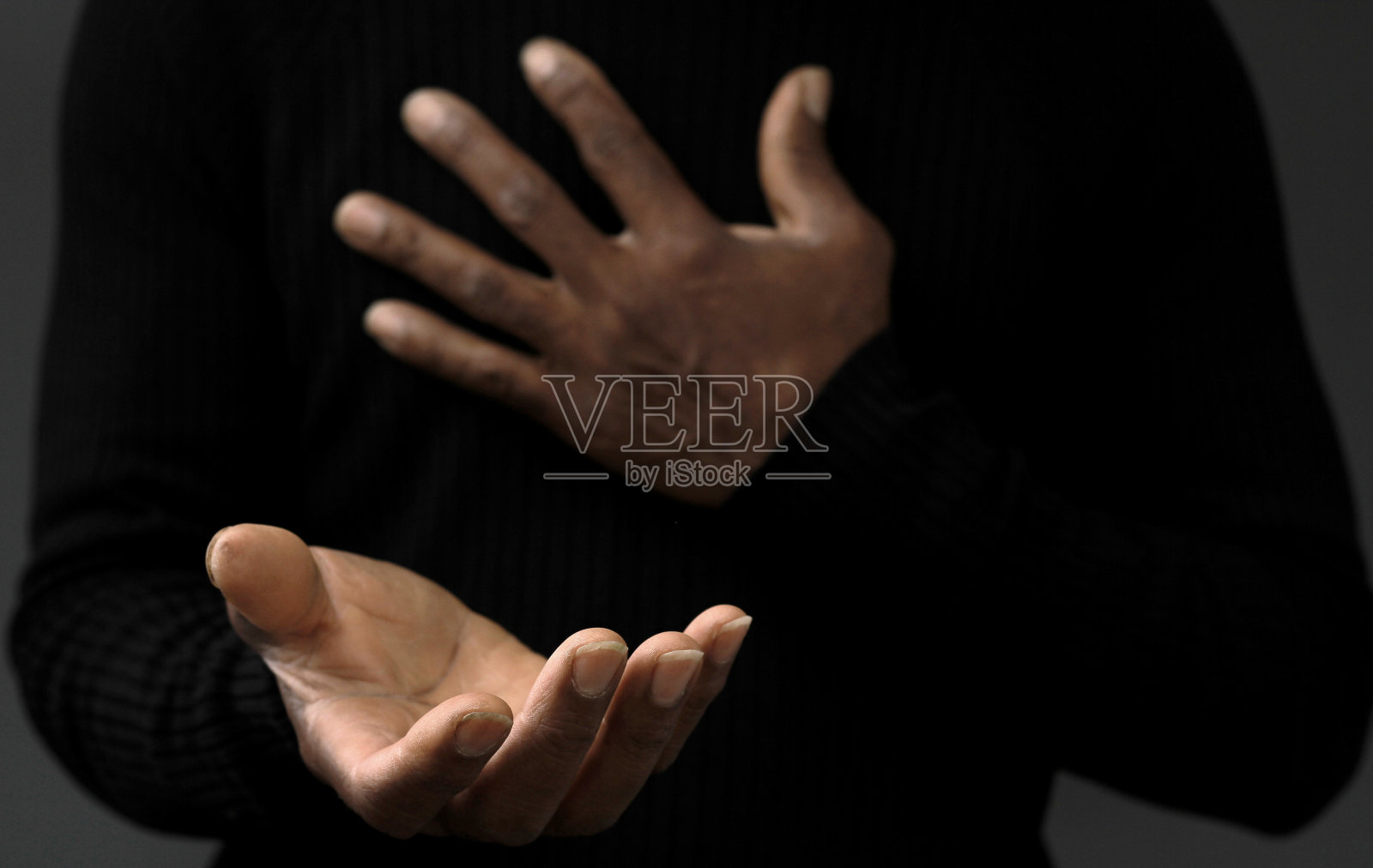 男人向上帝祈祷在黑色背景与人的股票图片股票照片照片摄影图片