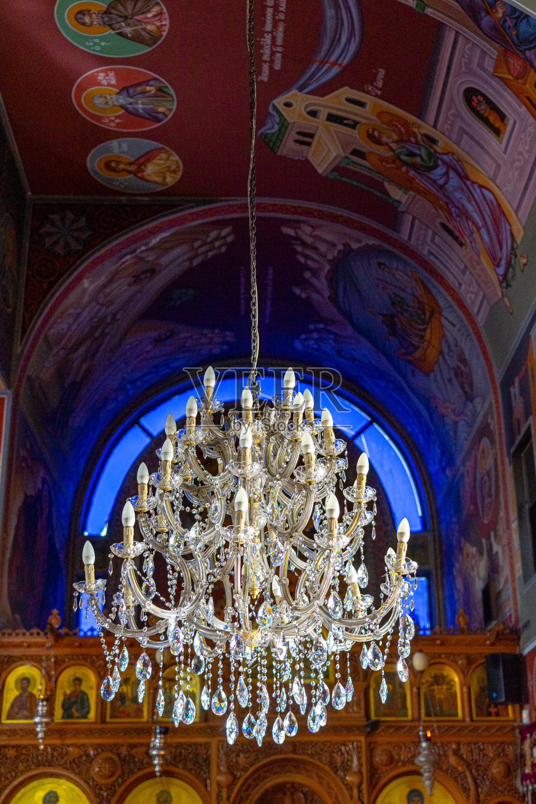 塞浦路斯阿依纳帕镇希腊东正教教堂的大而美丽的装饰性枝形吊灯照片摄影图片