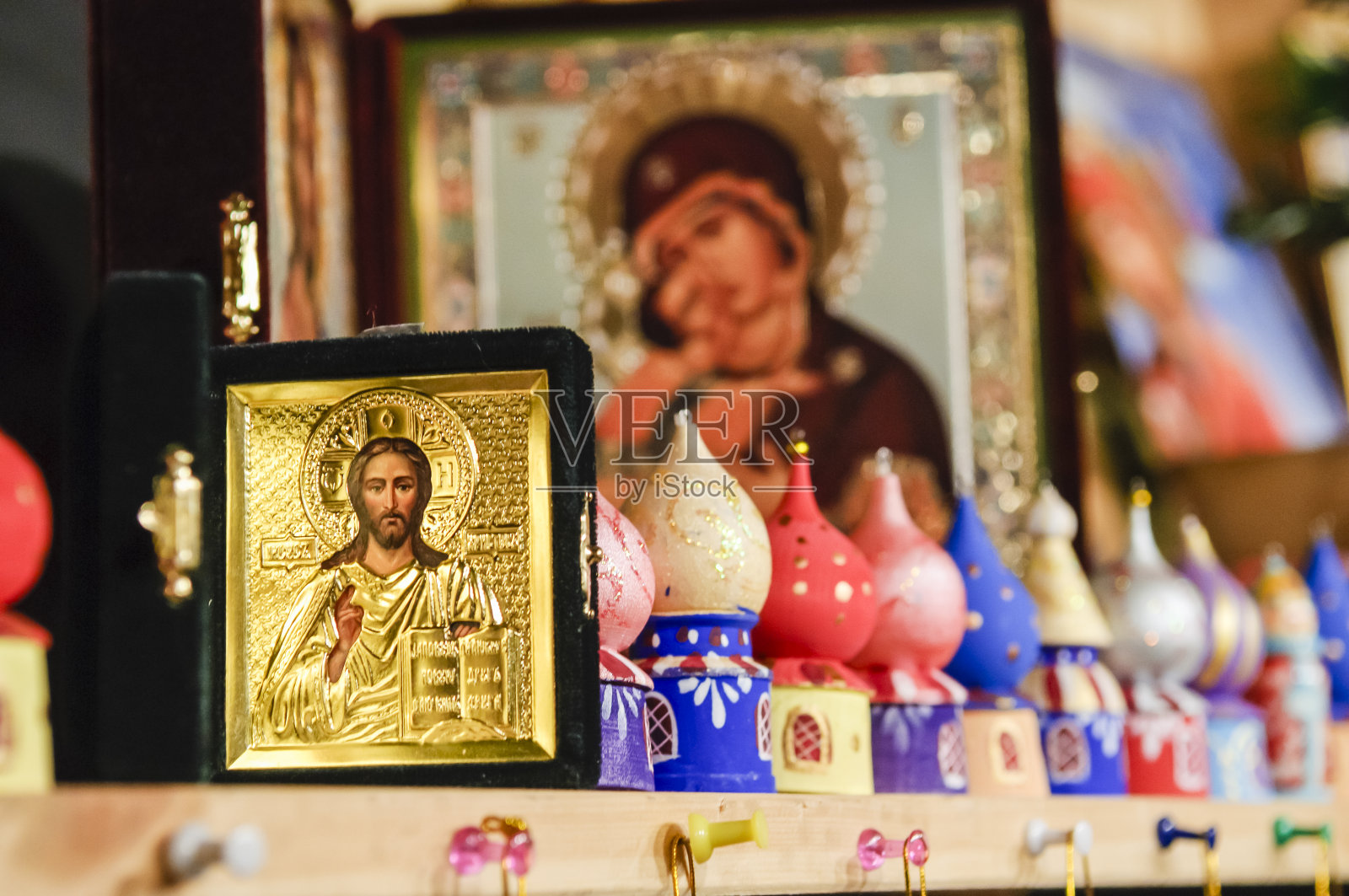 市场摊位上出售的宗教工艺品和装饰品照片摄影图片