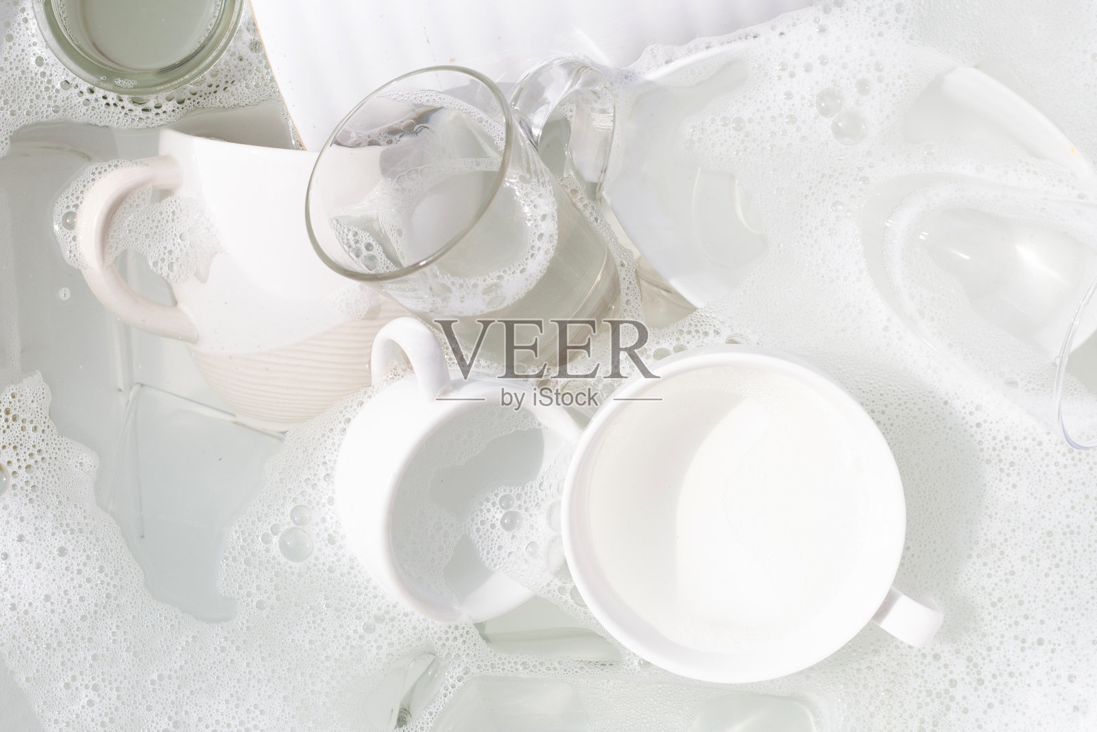 清洗用过的玻璃杯和杯子照片摄影图片
