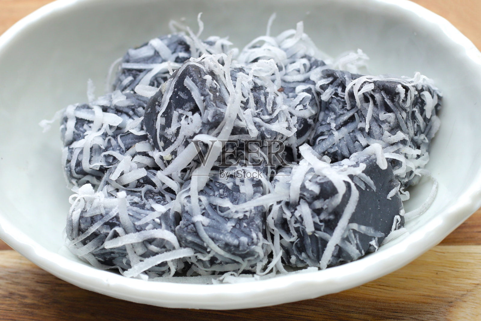 黑椰子甜布丁。泰国甜品。照片摄影图片