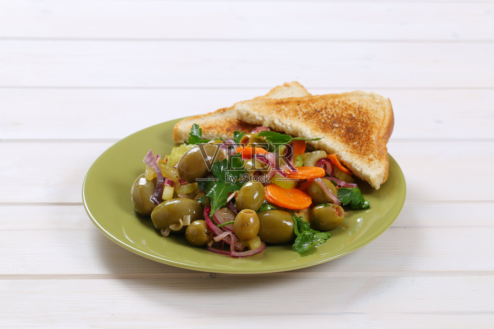 西西里橄榄沙拉配烤面包照片摄影图片