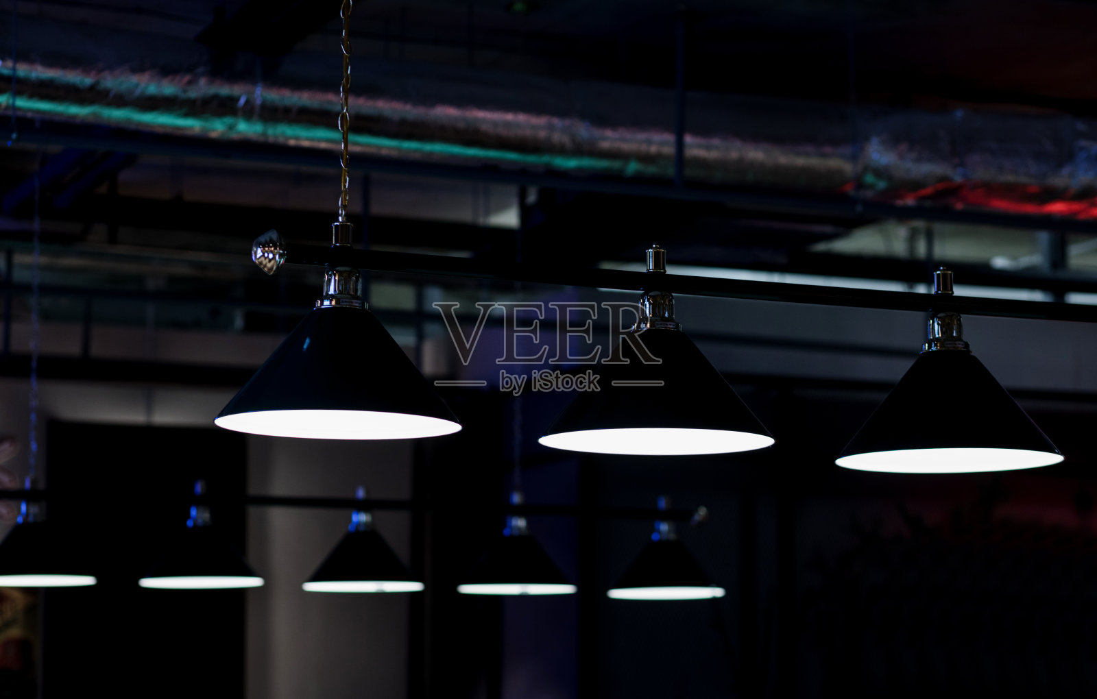 现代吸顶灯照片摄影图片