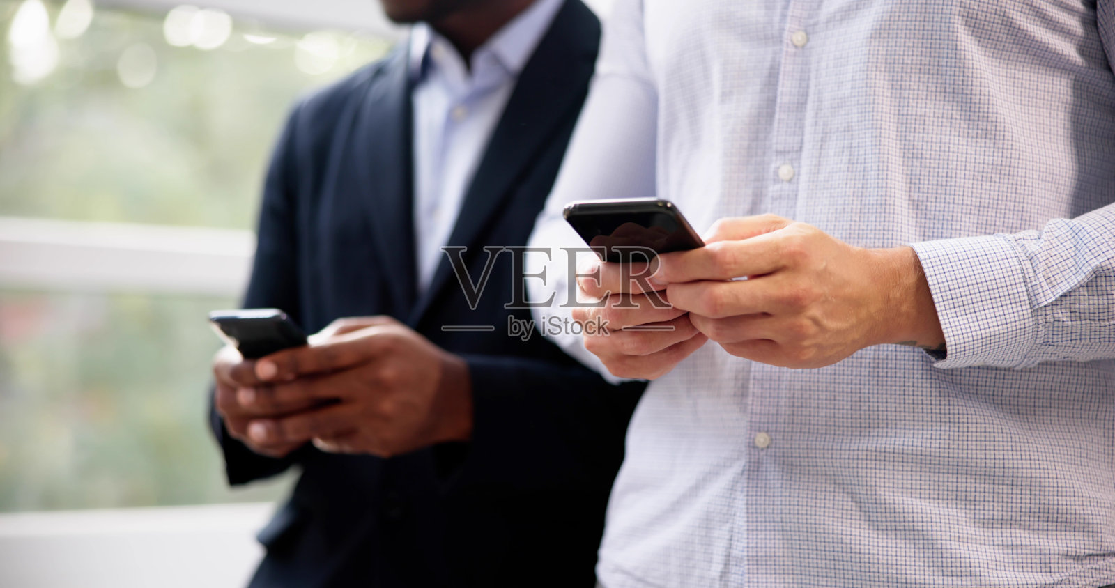 非洲手持手机照片摄影图片