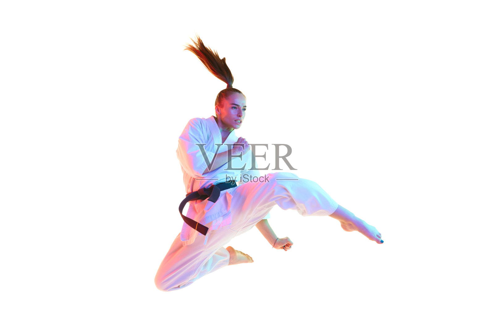 年轻的空手道女战士,空手道大师跳跃,训练动作孤立在白色背景工作室。照片摄影图片