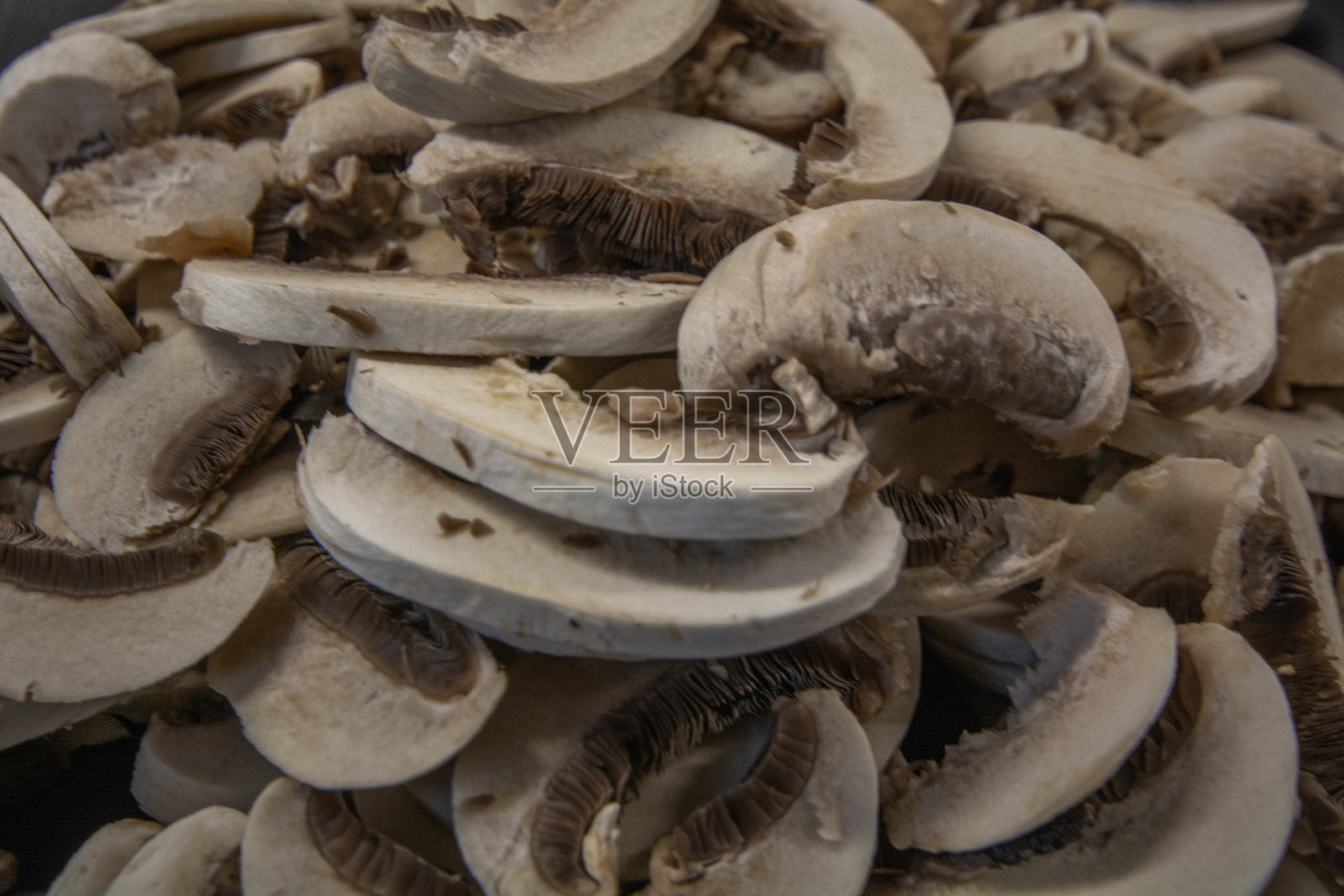 蘑菇切成小块。照片摄影图片