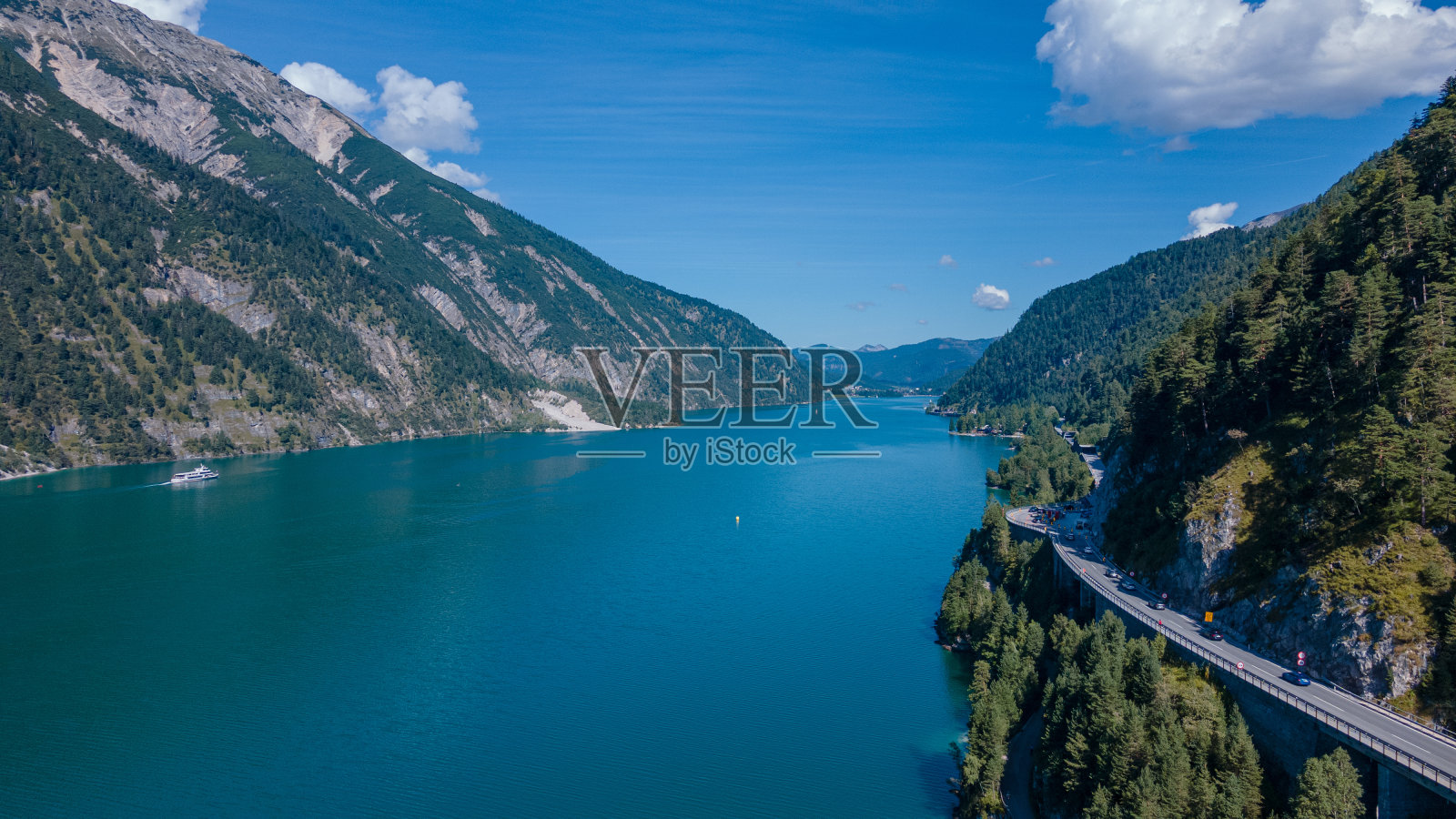 奥地利蒂罗尔美丽的阿琛湖鸟瞰图照片摄影图片