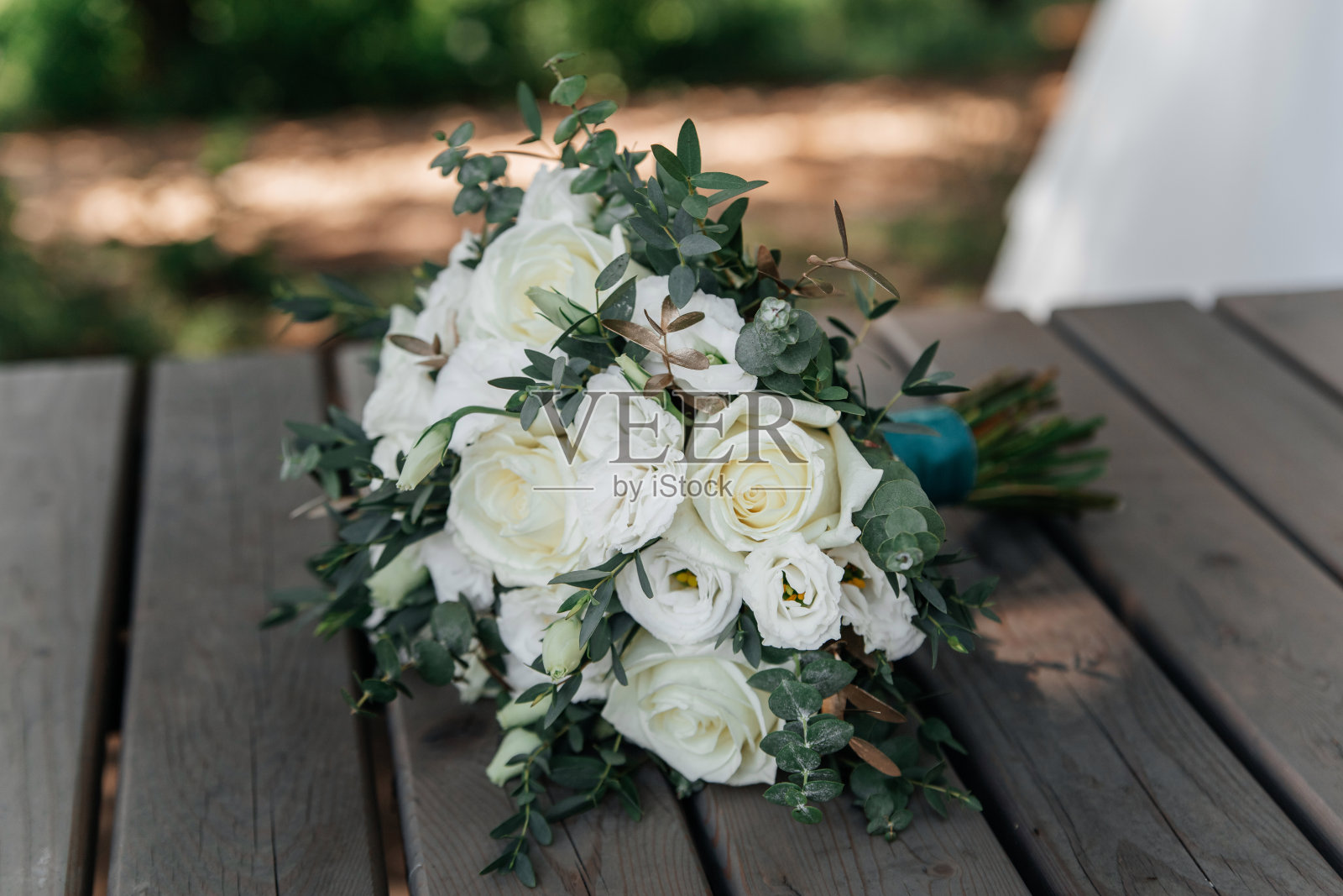 木架上新娘的白玫瑰花束特写照片摄影图片