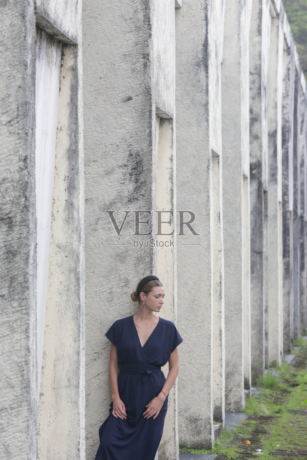 时尚户外写真时尚女性身着蓝色亚麻裙,春夏时尚潮流照片摄影图片