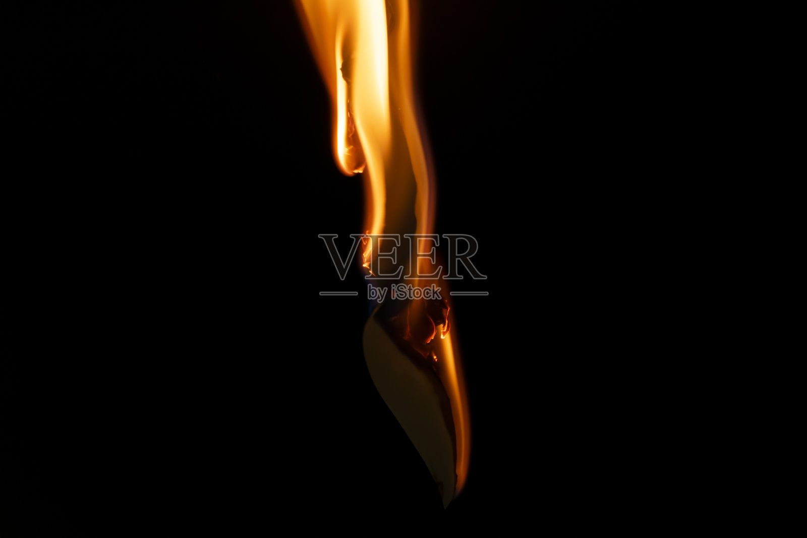 燃烧的纸,在黑色背景上发光的纸边照片摄影图片